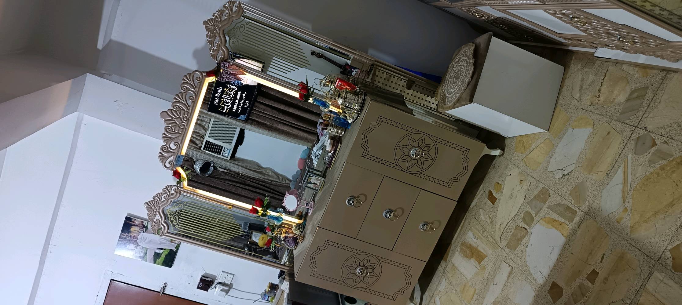 غرفه للبيع السعر 900 وبي مجال لطيبين تسعه قطع عنوان شعب بغداد
شلون حالة الغرفة بشكل عام؟ بيها خدوش، كسر، تقشير، أو أي جزء يحتاج تصليح؟: 
نضيفة 
تگدر تذكر شنو القطع التسعة بالضبط؟ يعني السرير، الدولاب، التسريحة، الكومدينات، لو شنو تشمل؟: 
نعم 