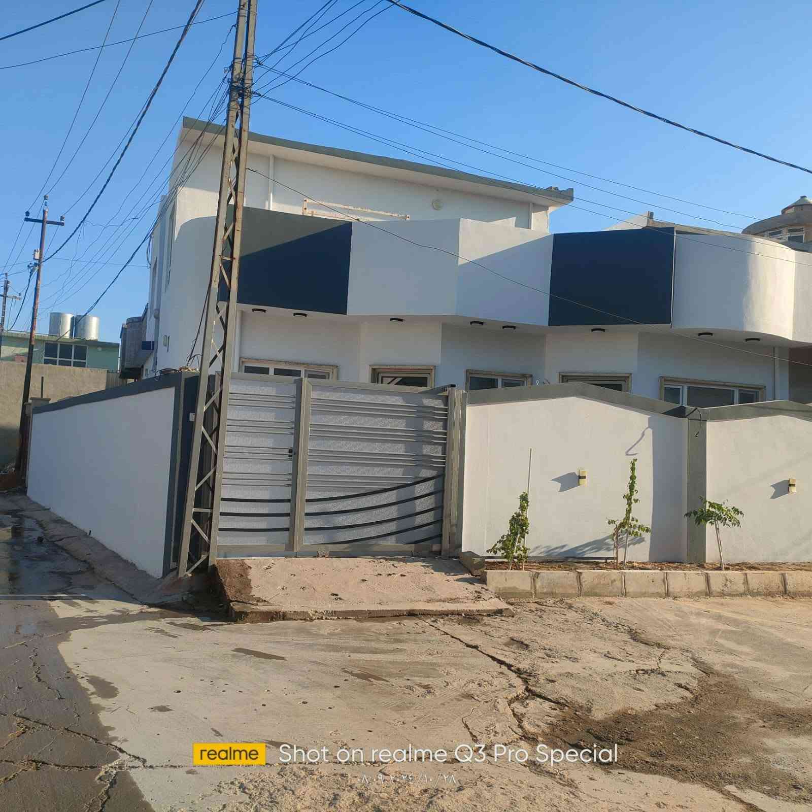 بيت 160 متر طابق ونص 4 غرف نوم 4 في 5 هولين 5 في 5 مطبخ حار بارد استقبال 4 في 4 صحيات طابق الاول وصحيات طابق 2 البيت واجهه 10 ركن شارع 10 امتار ماء كهرب تبليط قريب علشارع كرت بلدية ..السعر 130مليون قابل للتفاوض للاستفسار مكتب الخيمة سايدين الصورة الحدباء والاتصال على الرقم التالي 
***********
