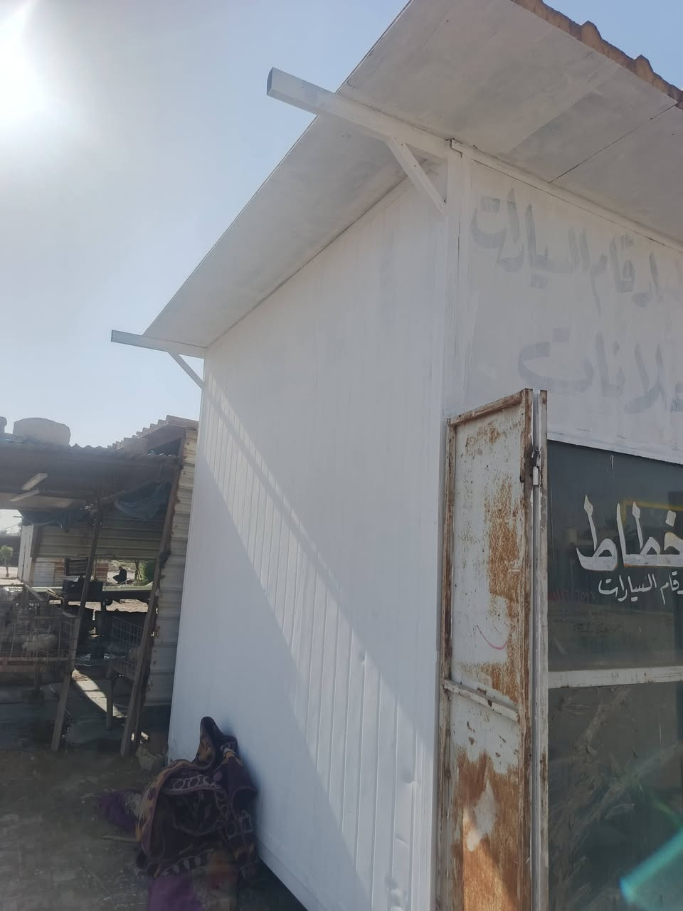 كرفان للبيع ٣×٣والارتفاع٣ نضيف سندويج تركي بي جام خانة يصلح محل أو مكتب يتفصخ الأرضية والسقف والاضلاع كل صفحة وحدها النهروان الشارع العام مقابل مطعم أحمد بديوي للاستفسار ***********
