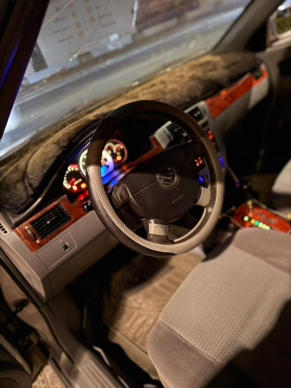 🚘 للبيع سوزوكي فورنزا 2006 محرك 2.0
✅ الإيجابيات:

- السيارة جاهزة من كلشي.
- الكير والمحرك خير من الله.
- المحرك مجمّف قبل سنة، تجفيت مضبوط.
- الكير مكفول.
- كهربائيات السيارة كلها شغالة.
- داخلية السيارة نظيفة.
- تخم تاير أمامي وخلفي جديد.
- صدر أمامي وخلفي جديد.
- صالنصه جديدة.
- تبريد ثلج خير من الله. ❄️
- عليها منظومة زنون كاملة.
- إشارات LED.
- السنوية بعدها ما نافذة.
- ما عليها غرامات.
- رقم بغداد.

❌ السلبيات:

- السيارة مصبوغة وجارده.
- بيها ضربة أمامية خفيفة، ما واصلة للشاصي.
- خياسات مابيها فقط البلدوّسة والجاملغ الخلفي.

💰 السعر: 58 ورقه

- بيها مجال قليل.

📄 السيارة بسمي، والتحويل ثاني يوم.

   •    مكان السيارة: بغداد، الغزالية.

📞 للاتصال: ***********

السيارة جاهزة للفحص والمعاينة.
