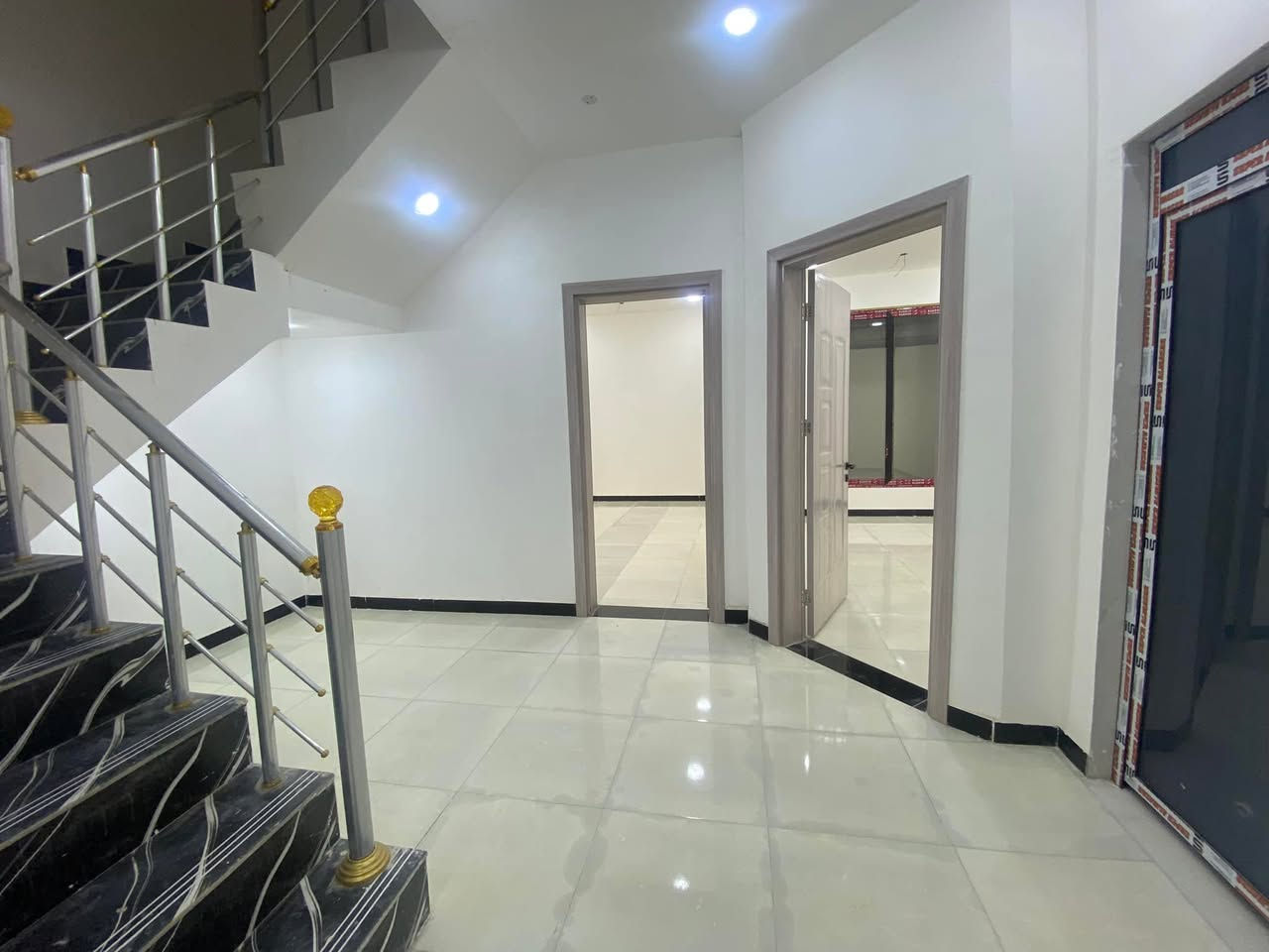 دار للبيع  مساحه 150 متر
بناء درجة أولى ( تسليم مفتاح ) .. 
( سعره مناسب جدًا )
✅اجيب غراضك وتكعد✅

يحتوي على: 
▪️استقبال 
▪️صاله 
▪️ غرف منام العدد 2
▪️مطبخ  
▪️  حمامات داخليه و خارجيه

✔️بيت فول مواصفات

 🔹البيت مصبوغ بالكامل صبغ جوتن🔥
🔹ابواب تركي درجه أولى 
🔹شبابيك ألمنيوم تفصال 
🔹كهرباء شغل درجة اولى 
🔹منظومة غاز 
🔹ماطورات و بوسترات صاعد و نازل 
🔹مقطوره ماء أساله 
🔹مقطورة ماء للشرب 
🔹محجر خارجي ارتفاع 75 سنتمتر 
🔹سخان ماء ( كيزر) مربوط وكامل

🟤 نوع العقار طابو  عراقي صرف باسم عراقي تكعد وي صاحب الارض 

🔺نوع البناء :- بلوك / كونكريت مسلح  
🔺المساحة :- 150 متر 
🔺مدخل الشارع. 10 متر

🔲 السعر :- 130 مليون  

⬛️ العنوان البصره ابو الخصيب منطقه ابو الجوزي قرب معمل ثلج اللامي

***********

