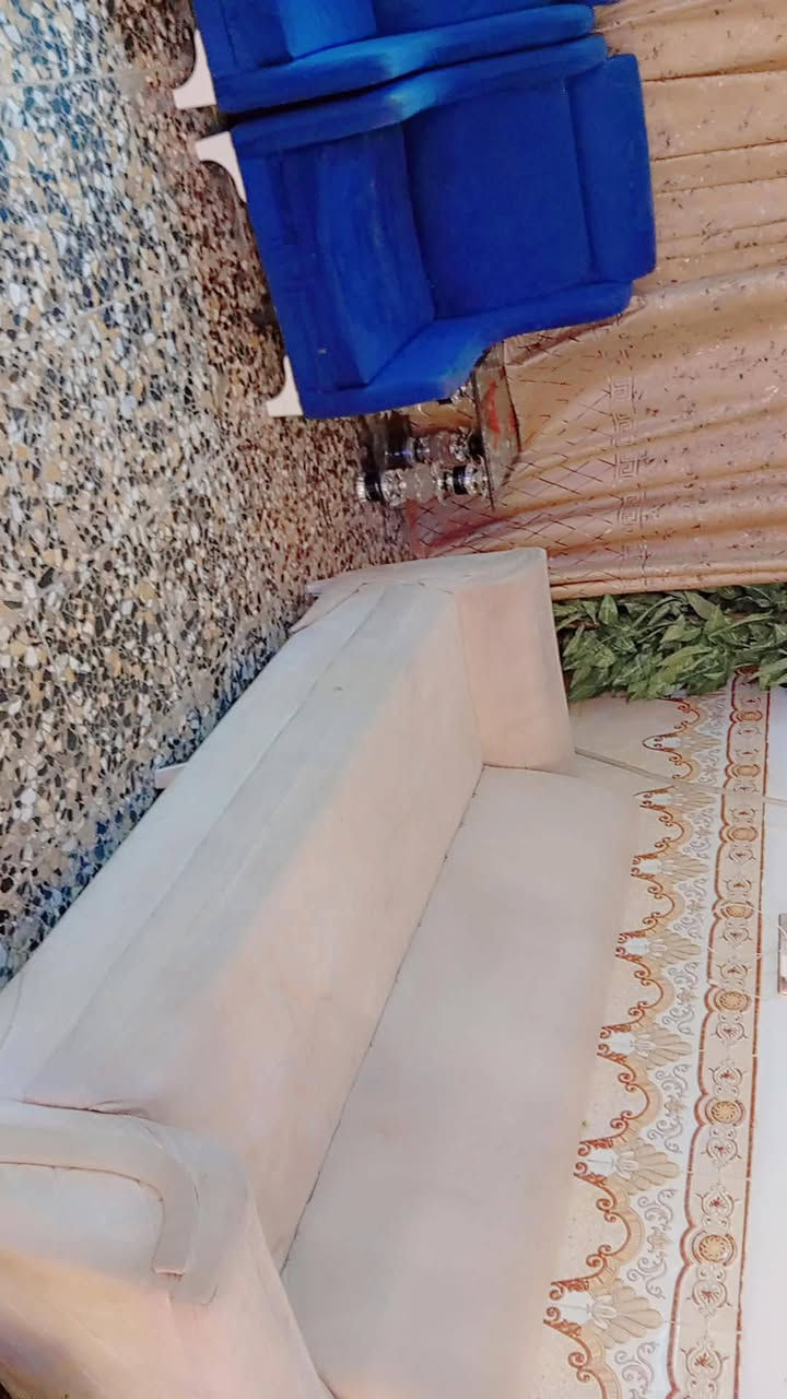 ١٠ مقاعد • نضيف • يحتاج غسل