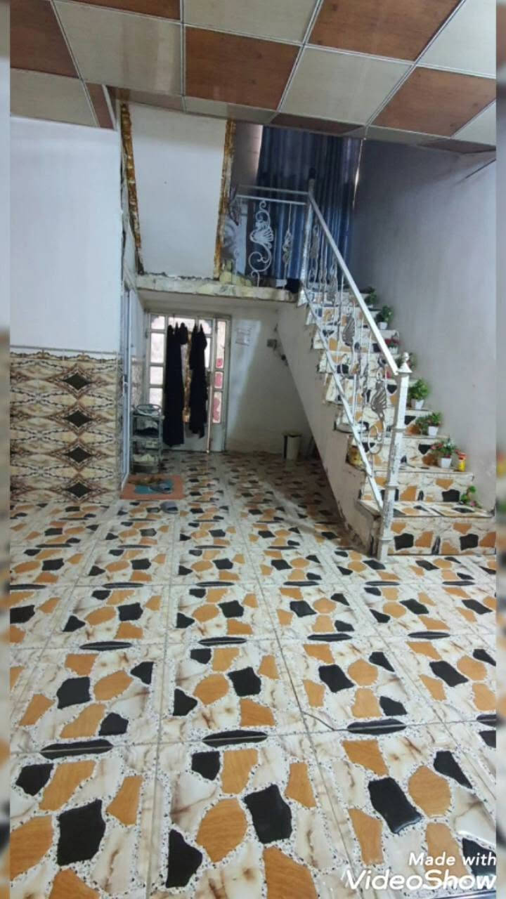 بيوت اثنين ينحسب على جهة الزراعي الأول على جهة  الشارع العام والثاني بضهره
البيت على الشارعبي اربع غرف
والثاني بي اثنين غرغه حي الحسين الجديد الاستفسار ***********@
