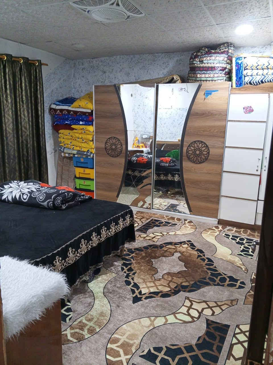 بيت تجاوز شارع فلسطين قرب تقاطع الموال المساحه 125 الواجهيه 12  متر للبيع السعر.  17 مليون  البيت غرفه كبيره  هول واستقبال حمام تواليت داخلي تواليت خارجي مطبخ خارجي   *********** الاتصال خاص او واتساب فقط
