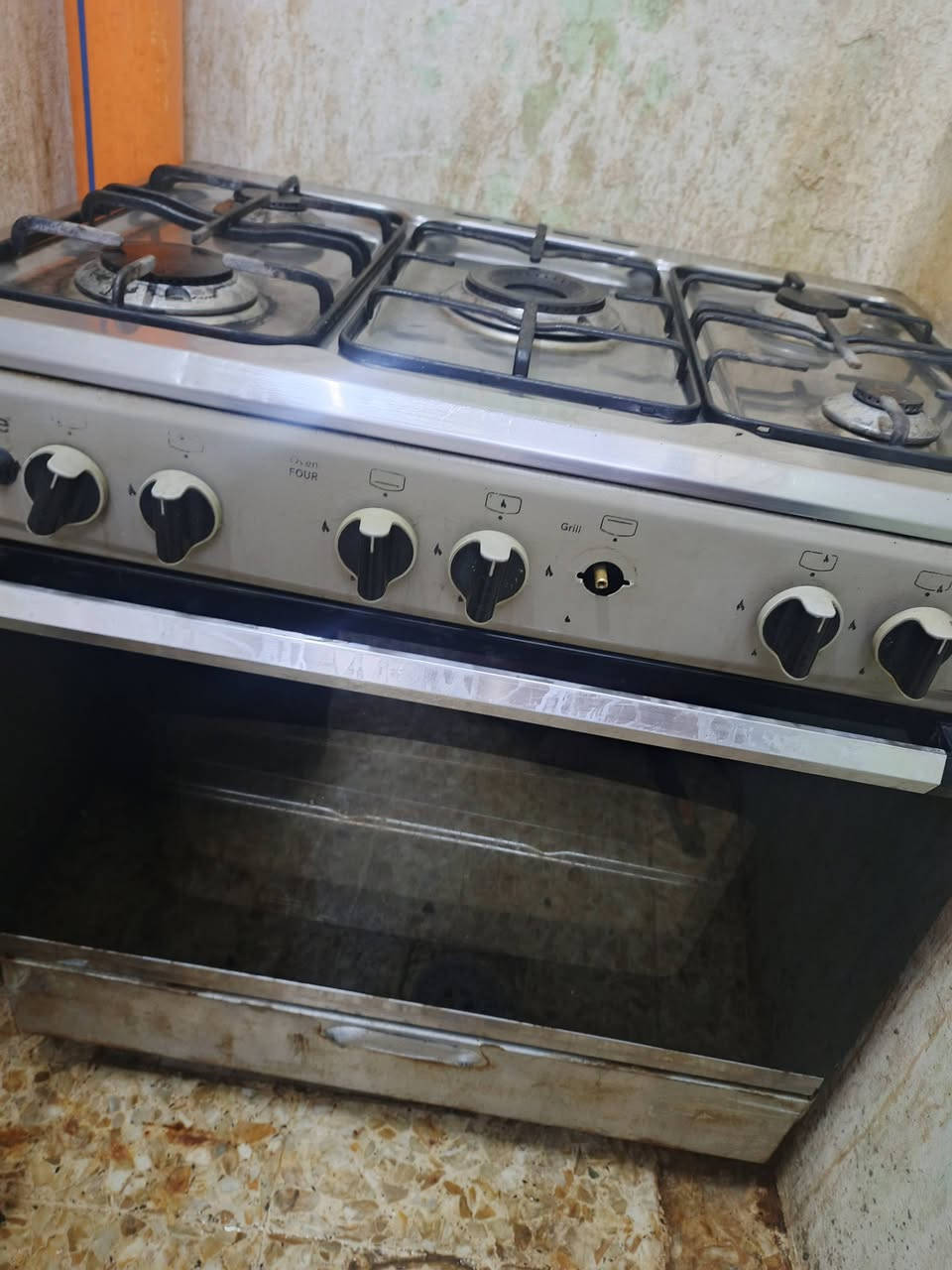 طباخ مستعمل نضيف حيل وشغال 5 عيون والفرن هم ونارة قوية سعره150 للتواصل ***********
