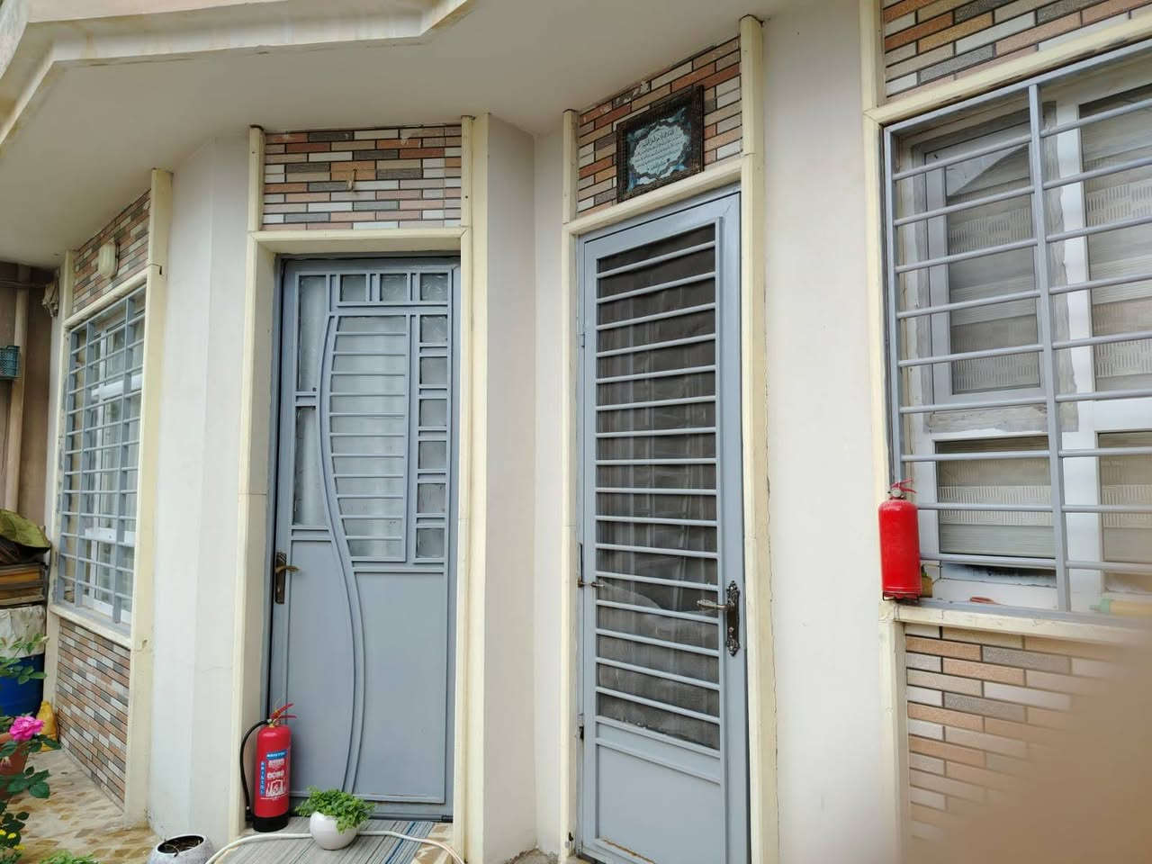 🏡 دار للبيع – موقع مميز
📍 الموقع: بداية مزارع زيونة، قرب دائرة المرور
📐 المساحة: 176 متر
📏 الواجهة: 8 متر
📏 العمق: 25.5 متر
🏠 الدار: طابق ونصف

🔹 تفاصيل الدار:

3 غرف نوم

صالة

منور عدد 2

حمام غربي

حمام شرقي

حديقة بمساحة 4 × 4 متر

💰 السعر: 145 مليون دينار

📞 للتواصل والاستفسار:
***********

موقع مميز وقريب من الخدمات – للجادين فقط.
