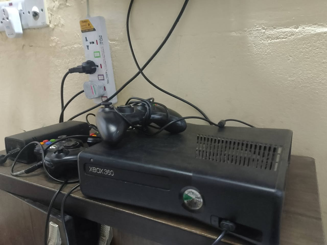سلام عليكم XBOX360 للبيع اخو الجديد هارد 132لعبة العاب قوية سعر90الف رقم التواصل ***********
