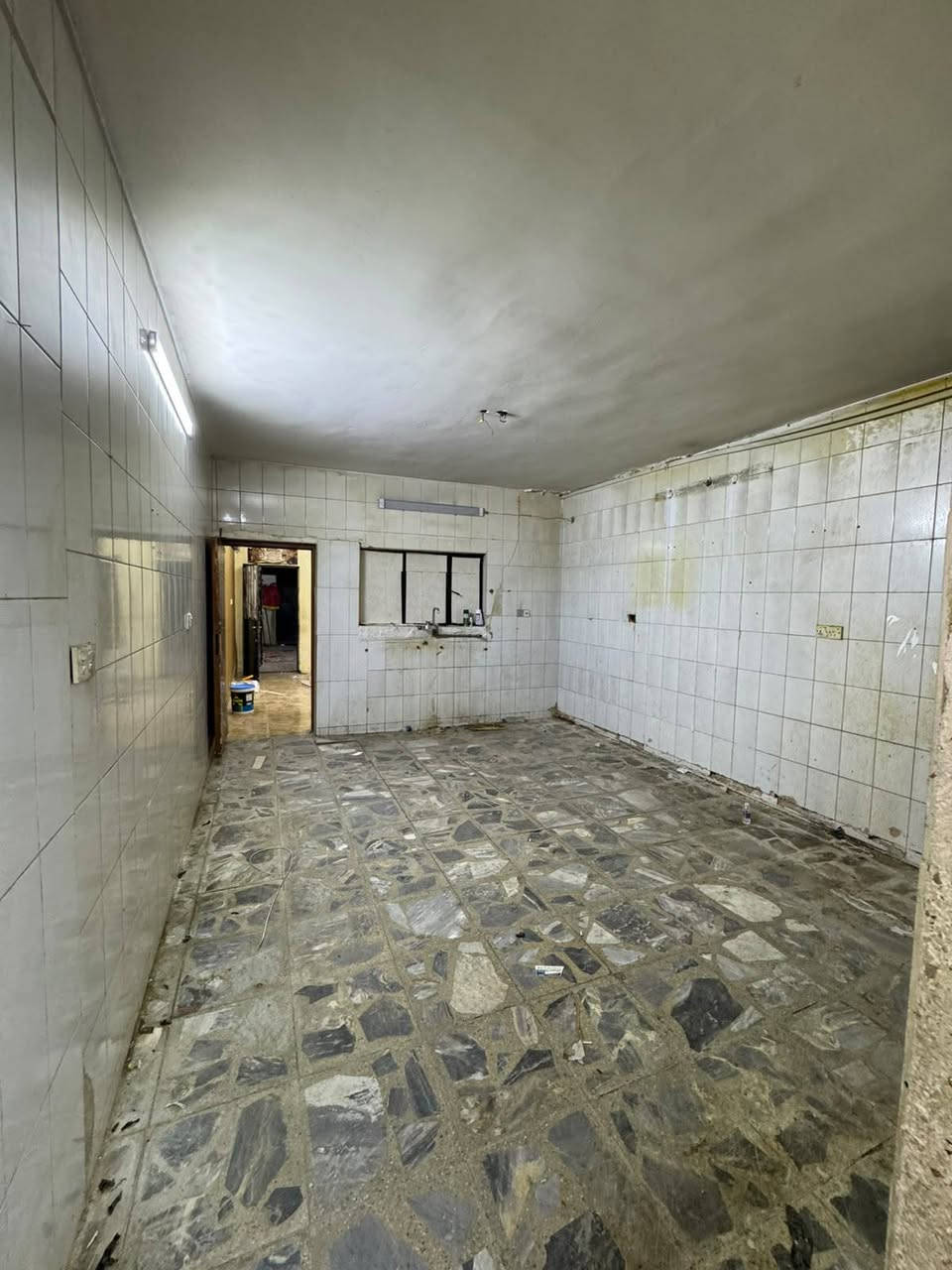 � للإيجار – السيدية / مربع الضباط
يسلم مصبوغ وجاهز للسكن 📍

مشتمل طابق أرضي معزول عزل تام، بمساحة 120 متر، ويحتوي على:

🛏️ غرفتين نوم، نظام الغرفتين مفتوحة واحدة على الثانية
🛋️ صالة
🍳 مطبخ
🚿 خدمات
🚗 كراج يسع سيارة

📍 الموقع: السيدية – مربع الضباط
💰 الإيجار: 600 ألف دينار شهرياً قابل

للاستفسار والتفاصيل، التواصل على الرقم
***********
