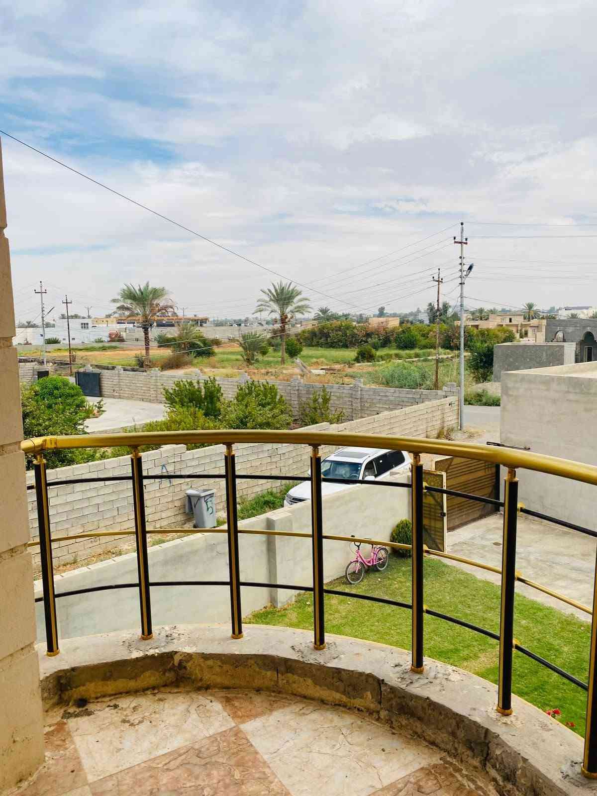 السلام عليكم بيت للبيع طابو زراعي المساحه ٦٠٠متر يتكون من اربع غرف نوم وربعه+ هول +صحيات داخليه وخارجيه +ماء +كهرباء +طاقه شمسيه /سيراميك +سقوف ثانويه المكان العلم البورصه قرب فلكة الشيبان السعر 135مليون وبي مجال للاستفسار التواصل على الرقم ***********

