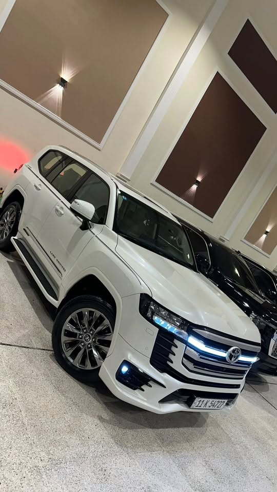 السلام وعليكم
---
*🚘 للبيع أو المراوس*

*لاندكروزر 2024 - SAS Limited أصلية*
📍 *الممشى:* 32,000 KM

✅ السيارة مكفولة كفالة عامة من كلشي
⚠️ *الملاحظة:* فقط رصعة بسيطة جداً بالباب الخلفي الصدر، مسحوبة سحبة بسيطة جداً.
🔹 باقي السيارة مكفولة كفالة عامة.

📍 *الموقع:* بغداد – النهضة
📞 *للاستفسار:* ***********
