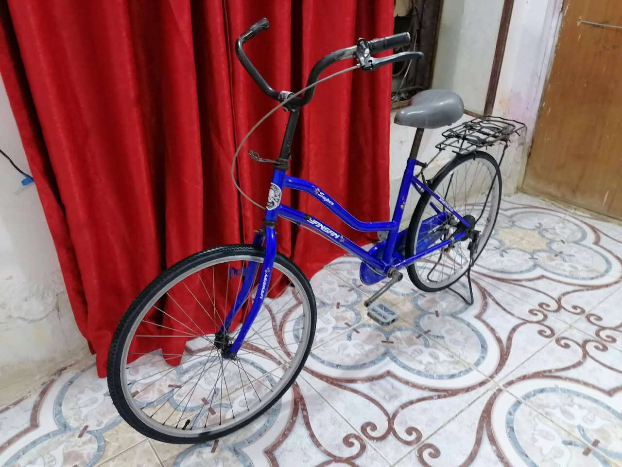 بايسكل رياضي أمريكي نظيف جداً ميكانيكي مو كهرباء ويعطل
بايسكل بناتي نظيف جداً علفحص حجمه 24  للاستفسار الاتصال ***********
