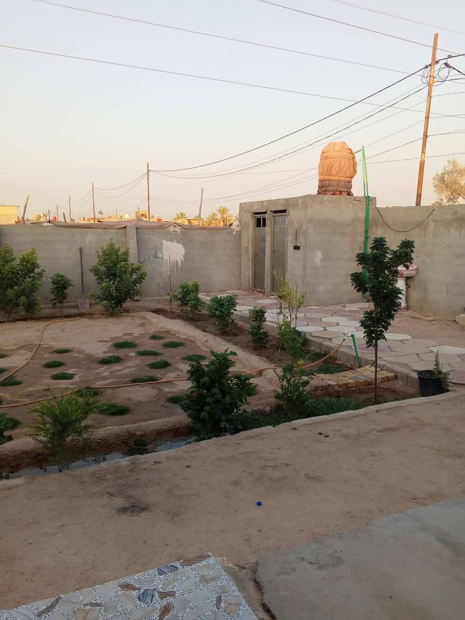 در البيع  مساحه الكليه 500متر🧱البيت 200او حديقه🌳300🌴🌴🌴🌴🌴***********
البيت بناء درجه اولى البيت تسليم مفتاح🔑🔑🔑

بناء طابوك  أساس أو سكف صب مركزي مراحل البناء كله مصوره

البيت بي 2غرف أو صاله أو ستقبال 10في ٤اونص أو مطبخ أو صحيات 

كافت الخدمات كهرباء 💡💡أو تبليط 🛣️لباب البيت اناره ليل  او مدارس اهليه أو حكوميه 

خط كيات 🚕 🚕 البيت كافت الخدمات 

البيت بي قرار محكمة

مكان النجف شارع كربلاء عمود 190من جيهت طريق يا علي يبعد عن شارع كربلاء🛣️🛣️ 350متر

معه شرط الضمان قرار محكمة ⚖️⚖️⚖️⚖️

السعر خيالي 55وبي مجال 🤑🤑

 للاستفسار الاتصال على الرقم التالي  ***********
