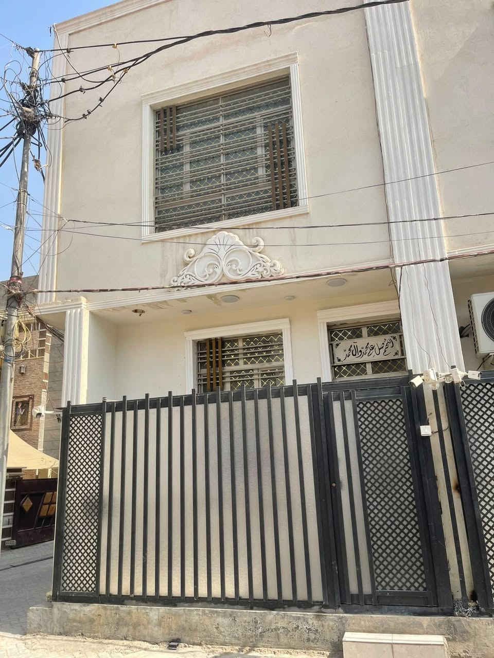 السلام عليكم بيت للبيع البيت متكون من طابقين والثالث بيتونه وسطح
الطارمه متر وربع في 4 امتار
الهول 4 في 3
مطبخ مفتوح هو مطبخ هو صاله جلوس الطول 4ونص في 3
حمام والتواليت مترين ونص في متر ونص
طابق الثاني يتكون من غرفتين 
غرفه على اليمين وغرفه على اليسار وحده 4 في 4ونص 
والثانيه 3في 4ونص طابق الثالث متكون من بيتونه وسطح على اليمين وسطح على اليسار
سعر البيت 135 وبيه مجال 
رقم تليفون ***********
مكاني بغداد الأمين الخدمي مال النواب
مساحته 41 واجهه 4ونص نزال 9 وشويه
بناء حديث سنه البناء 2024
البيت كاشي+سيراميك بناء حديث
البناء مسلح
