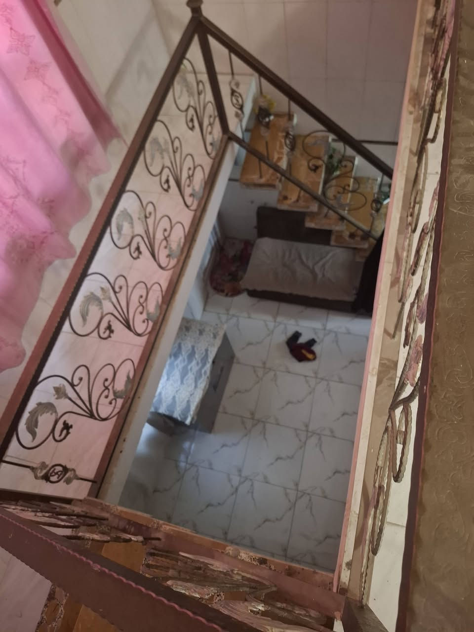 دار للبيع لمساحه 230يتكون من 3غرف وستقبال وصاله ومطبخ  صحيات خارجيه وداخليه لبناء حديث شغل درجه اوله امانة الله لموقع طريق لمعاره بضبط بصف لمضمد ابو زهراء لاتصال ***********
