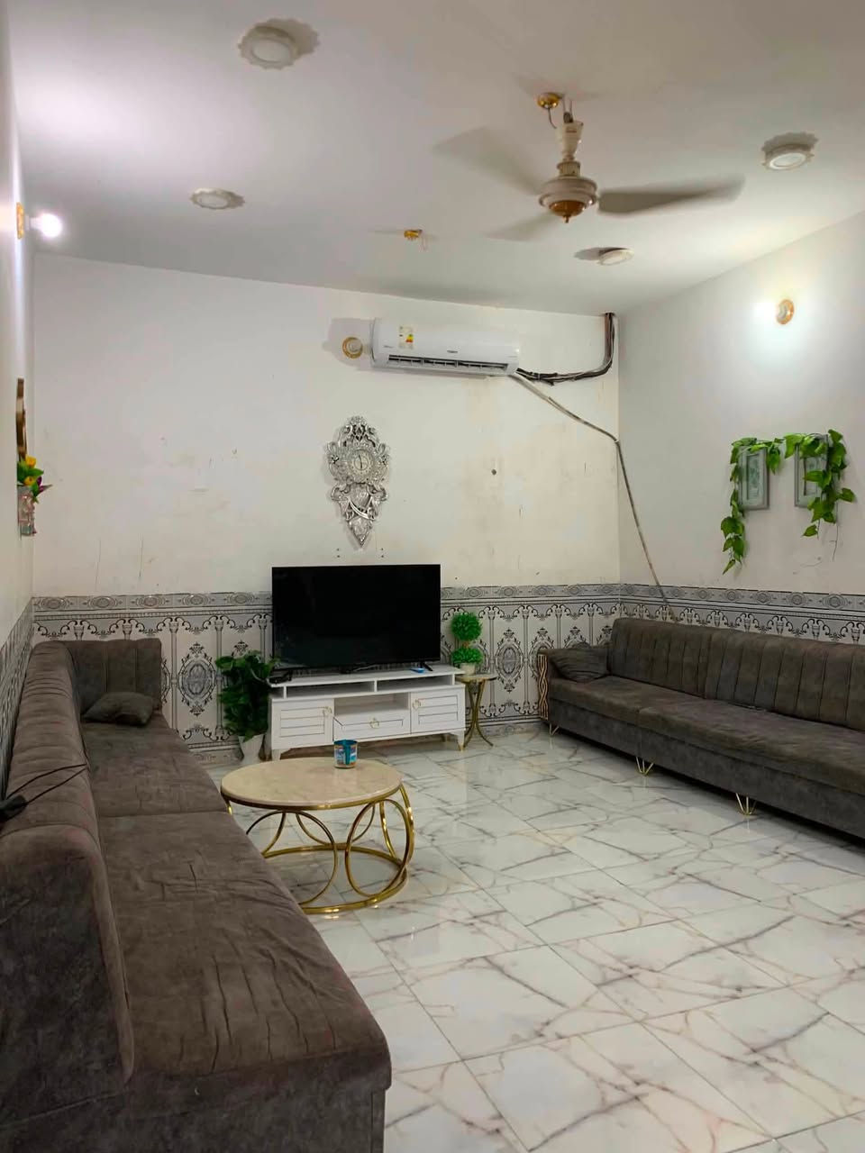 🏡 دار للبيع – موقع مميز المساحة: 250 م² طابو زراعي (سند 25) البناء: حديث، طابوق مع كونكريت مسلح، وسقف كونكريت مسلح للطابقين.
🔹 الموقع: المدحتية على ربيانه، في الفرع المقابل لوعد القصاب.
مواصفات الدار:
🏠 الطابق الأول: استقبال كبير و صالة واسعة مع مطبخ و غرفتان
🏠 الطابق الثاني: غرفتان صالة (قيد الإنشاء)
* صحيات داخلية وخارجية
✅ الخدمات متوفرة بالكامل: ماء و كهرباء و شارع صب
💰 السعر: 145 مليون دينار عراقي قابل للتفاوض.
📞للاستفسار الاتصال على الأرقام التالية 
***********
***********
