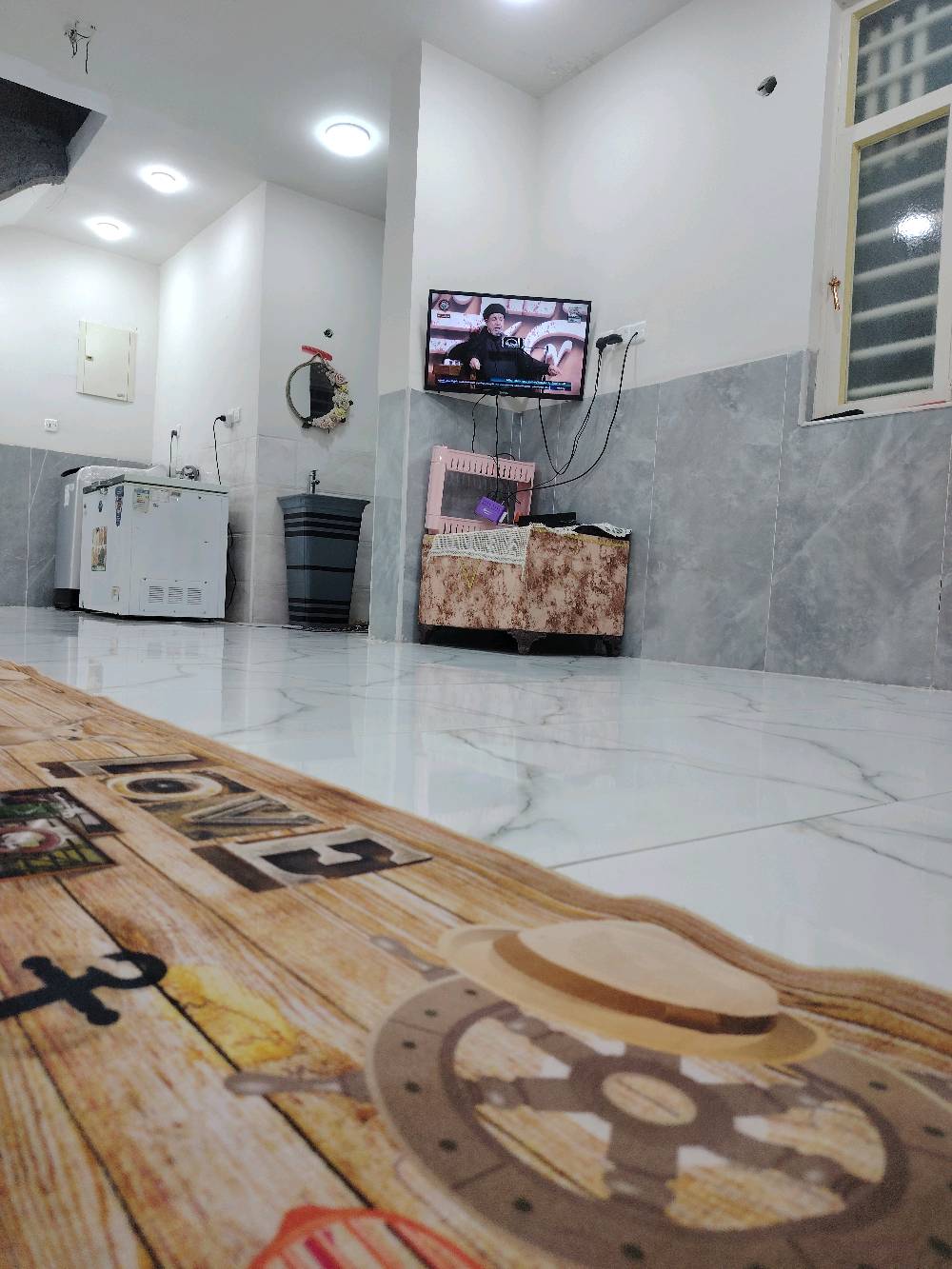 بيت للبيع مساحة 200 م
بغداد المحمودية قرية عباس شنيتر نهاية شارع حي السلام 
السعر 90
طابق واحد والطابق الثاني هيكل
يحتوي 2 غرف نوم واستقبال ومطبخ واسع وصالة
حمام داخلي وحمام خارجي وطارمة وحديقة
الطابو شنو نوعه؟ ملك صرف لو طابو زراعي/سكني، وهل كل الأوراق كاملة وجاهزة للتنازل؟: 
طابو زراعي سند 25
البيت شكد عمره تقريباً؟ جديد لو مجدد، وبي شغل متبقي بالطابق الثاني الهيكل لو لا؟: 
مجدد 2025 الطابق الثاني هيكل
الشارع والواجهة شكد عرضهن؟ والبيت على شارعين لو شارع واحد؟: 
الواجهة 10 م عرض الشارع 6 م
الخدمات شنو متوفرة بالبيت: مي، كهرباء، مجاري، واي فاي/انترنيت، وبي مولدة؟: 
ماء وكهرباء ومجاري وانترنت ومولد
السعر نهائي لو قابل للتفاوض؟ وإذا أكو مجال، شكد الحد؟: 
السعر 90 قابل للتفاوض وحسب الاتفاق
