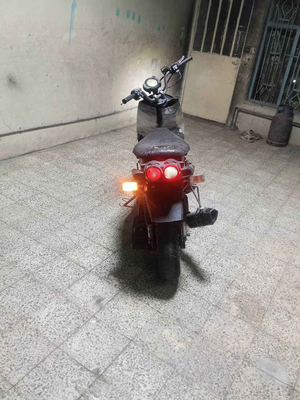 🔥 دراجة سكنز جبلي (تعمير جديد) 🔥 شلعة تخوف، وراحة بال.. 🏁✨
💥 المواصفات : • ⚙️ التعمير: تعمير جديد بالكامل (ما تحتاج أي مصاريف بس كفرات). • 🚀 الأداء: شلعة طيارة ومعدل. • 🎛️ التحكم والقيادة: سكليتر وعظمة جديد + يده جديدة + مجامع جديدة. • 🫀 المحرك والكهربائيات:
• ضفيره ماكس +كابريتر جديد + كويل جديد + عقل ماكس جديد (تشغيل وسحب صافي 100%).
• صالنصه رياضي + شوته رياضية + راس بلك جديد + شخاطة سلف جديدة.
• باتري أصلي جديد + كتف شحن جديد . • 🛑 الأمان: بريكات دسك أمامي وخلفي.
✨ الدراجة جاهزة، تدك سلف وتتوكل ما تصرف عليها فلس، فقط كفرات. ملاحظة:  الدراجه صيني .
📍 المكان: الكمالية 💰 السعر: [290 ألف]. [وبيها مجال بسيط للطيبين] 📞 للتواصل: ***********  .أو دزلي رسالة على الواتساب.

التصوير ضالمها كلش
