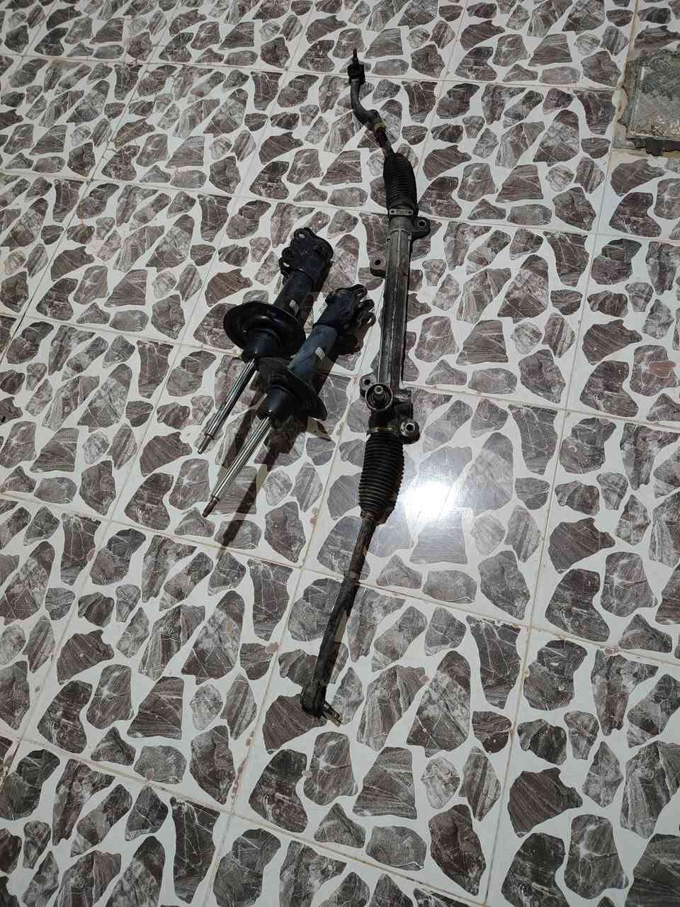 غراض كيا فورتي مشط ستيرن مبدل بي لقم ستيرن دبلات أمامي نضيفات وشغالات شاشه بلاديه شغاله أي عطل ما بيها  
تواصل ***********
