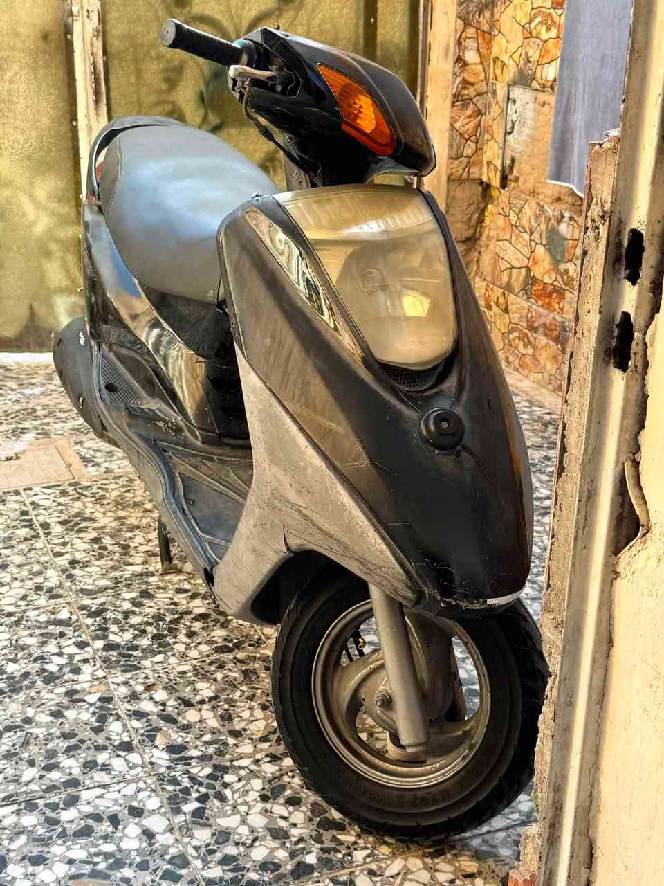 بريز لايت جوه 
دراجه نضيفه مكينه ناعمه ع ايدي ماخذها 
كفر مختم كامله ما نقصها اي شي كهربائيات كامله 
تخم تاير جديد و جدادتها ونضافتها كدامك تجي تشوفها نفس الصور بالضبط كله كدامك سعرها مناسب
 
مكاني حي اور 

اي استفسار  ***********
