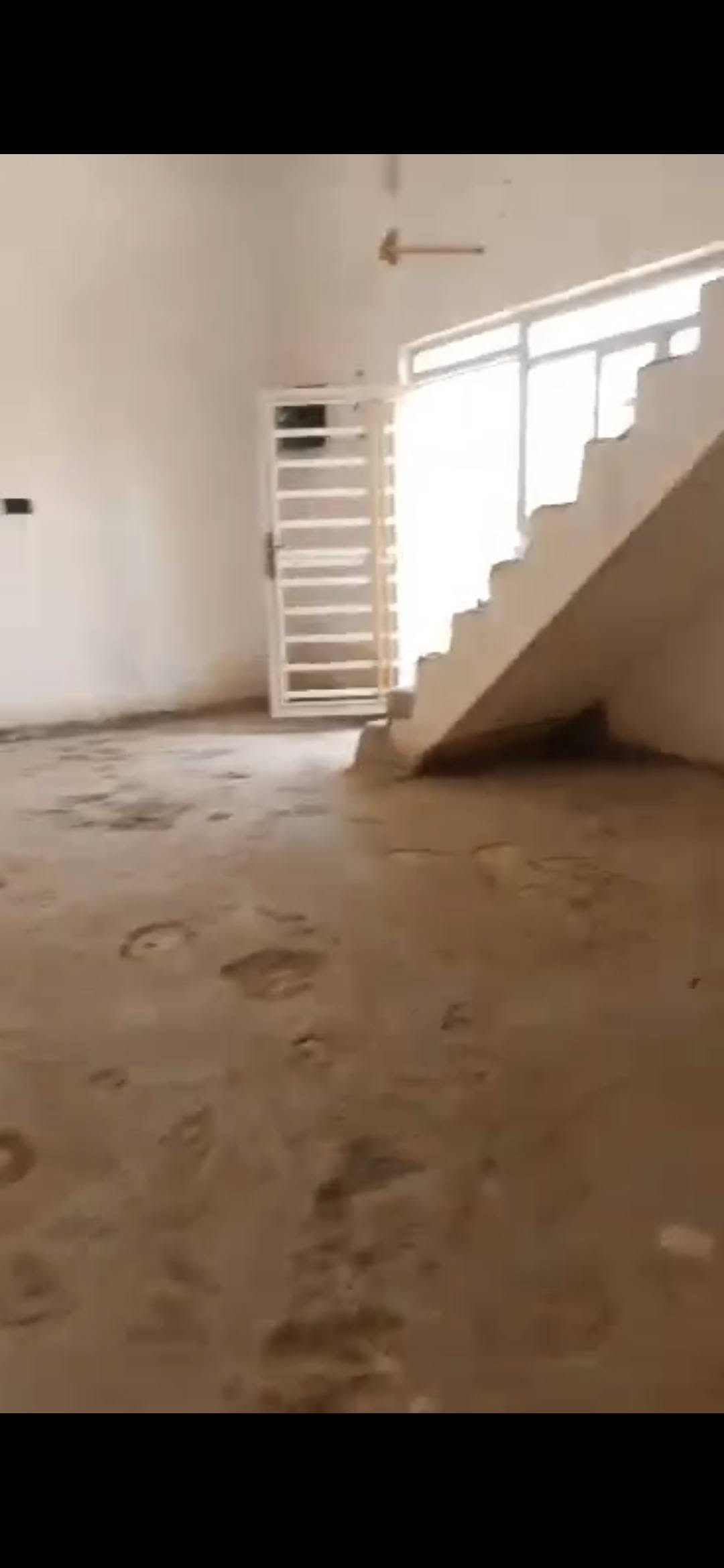 سلام عليكم  بيع مستعجل  بيت للبيع  210م   يتكون البيت من 3غرف نوم وصاله جبيره  وأستقبال ومطبخ حار وبارد وصحيات داخلية وخارجية البيت كامل  حته تشطيب الماي والكهرباء كامل بي نقص بس أرضيه سند25  مداور بأسم المشتري مرقم ومشمول بالتطويب العنوان الديوانية مقابل حي الحضاره البو جاسم  شارع اب وائل السعر ٣٣ وبي مجال  ***********+*********** واتساب ***********

