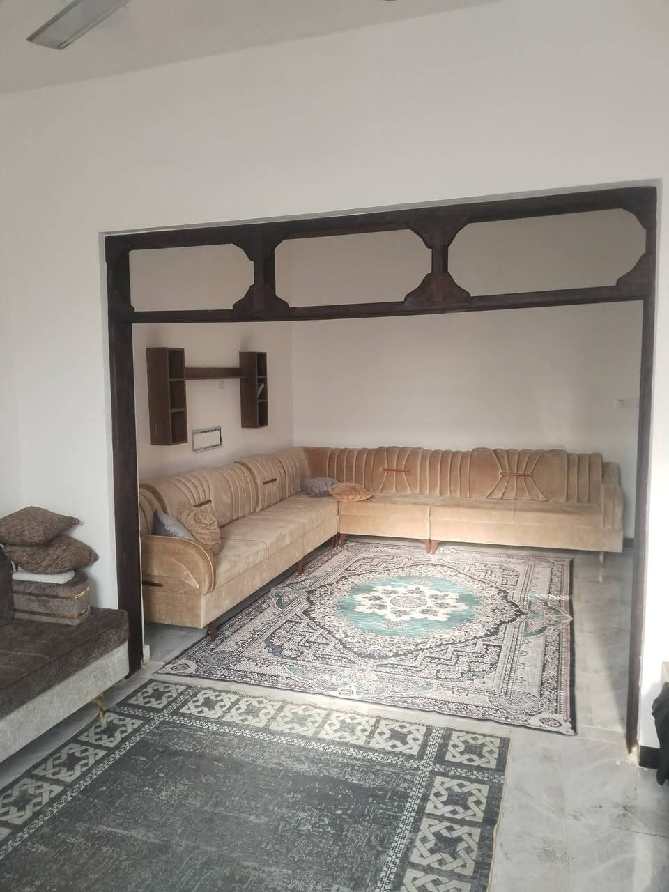 بيت مساحة 100متر
بناء طابوق اساس صب وسقف صب يتكون غرفه وصاله وستقبال مطبخ صحيات داخليه وخارجيه 
عنوان علوة الفحل مخزن الموز شارع ياحسين مرقم من البلديه ومشمول بل تطويب معاملته كامله 
***********

