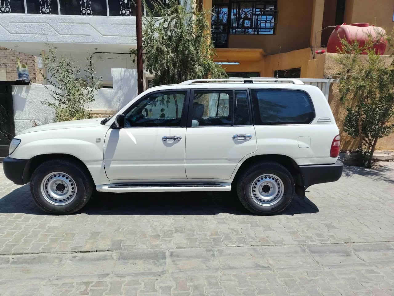 لاندكروز ستيشن موديل 2000 بسمي  قفل 120 بغداد المحموديه ناحيه الرشيد ***********
