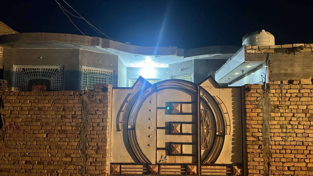 السلام عليكم بيت للبيع المساحة 220  المكان حاوي العباس الموقع اول شارع قريب الشط متوفر كافه الخدمات شارع صب ورصيف ومجاري دفن بناء حديث صب كونكريت الارضي رباط 60 × 40 يحتوي على غرفتين مساحه الغرفه الواحدة 5 × 4  
ومساحة الصالحة 7ونص × 5ونص 
ومساحة المطبخ 4 × 3
ومساحة الديوانية 11 × 4 
***********

