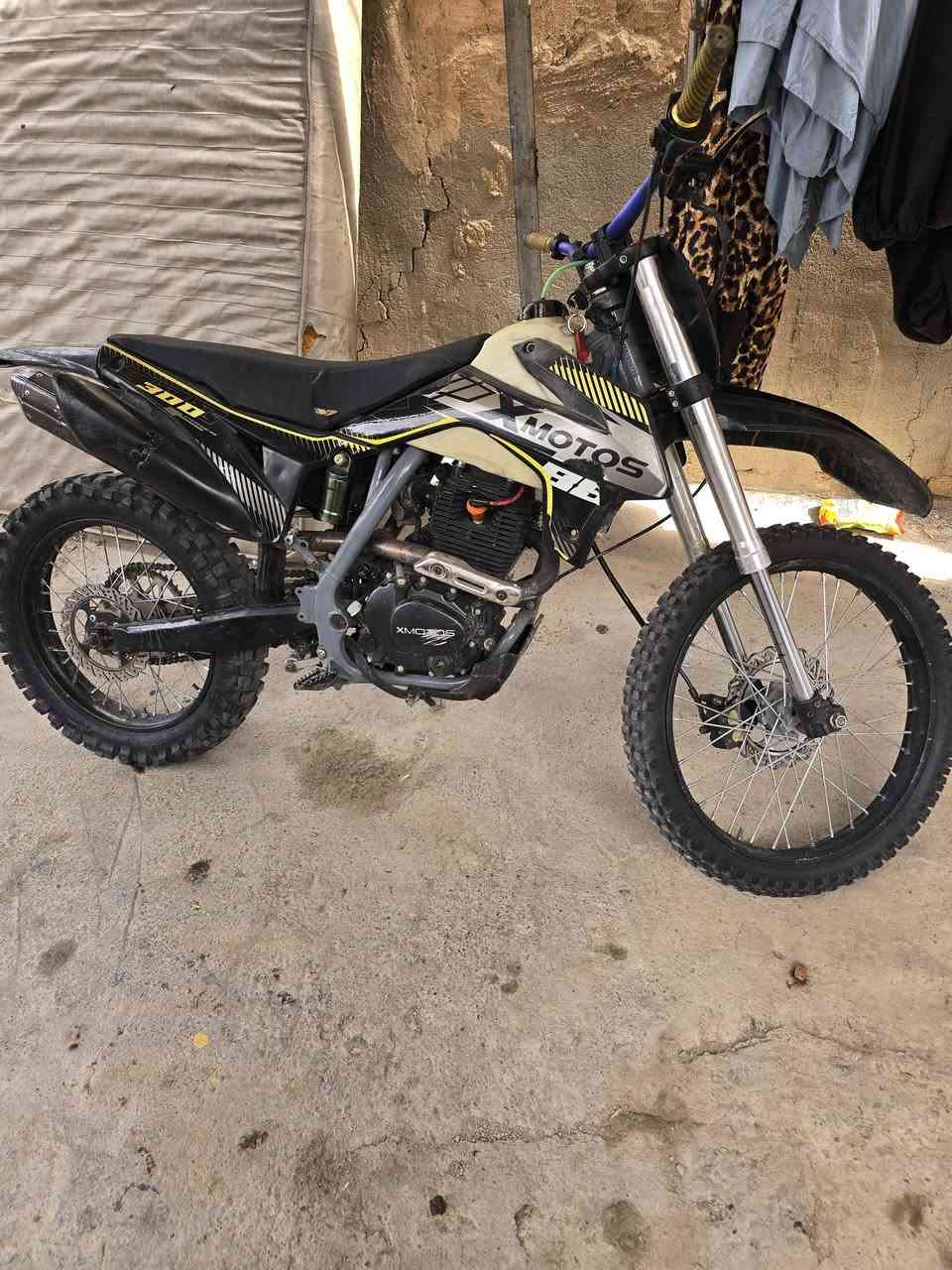 سلام عليكم قفاز اكس هوتوس للبيع حجم وسط  موديل 24 مكينه  300cبلادي برغي ممفتوحه دراجه شون منكول حربيه نقصهه بس لحيم صالنصه يرادلهه وبس لان شوي طاكه هاذ نقصهه وتجي تفحصهه وشوفهه امانت الله نضيفه بشكل سعرهه 850 وبيهه مجال حك الجيه مكاني بغداد الحسينيه وهاذ رقمي ***********
