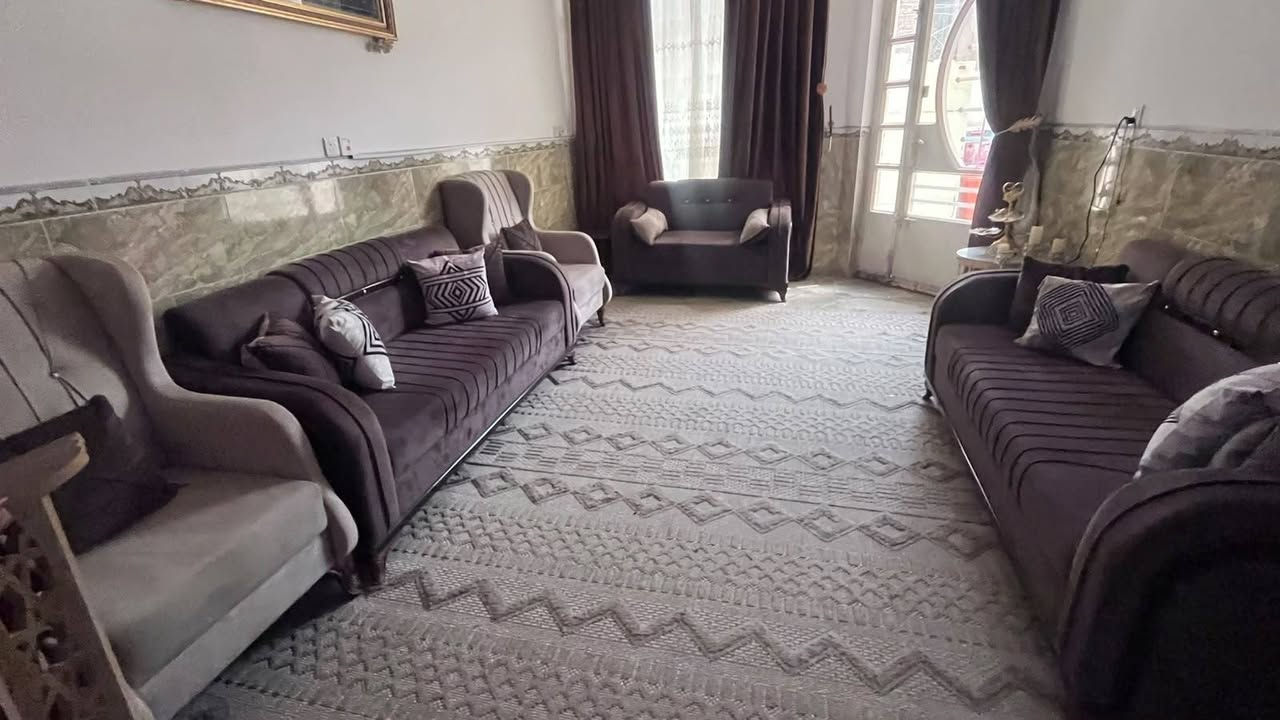 السلام عليكم تخم قنفات عشر مقاعد اخو الجديد لون جوزي رايدي ب٧٠٠ وبي مجال الاتصال على هذا الرقم +9647707917541
