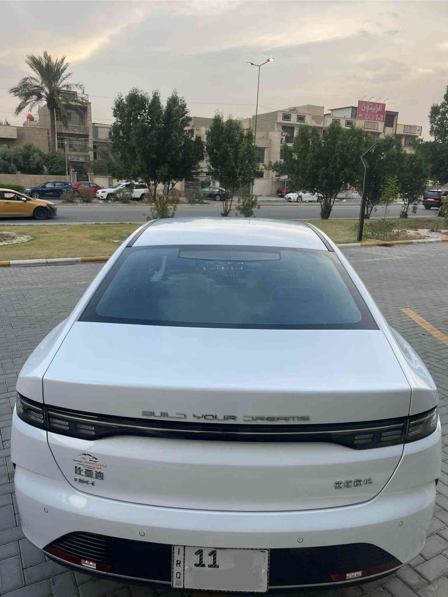 السلام عليكم
بي واي دي دستروير 2025 اخت الزيرو ماشيه 2900كيلو السياره رقم بغداد بأسمي مكفوله كفاله عامه من كلشي السياره فول موصفات ام الفتحه 
الموصفات 
بصمه تشغيل +تشغيل بل كارت 
سلايد 
كامره خلفيه 
حساس خلفي 
سايد بريك كهربائي
اوتو هولد 
كير ماوس 
شاشه قلاب 
مثبت سرعه 
اشاير بل مري 
تبريد قطعتين 
كشنات جلد ابيض رياضي
حساسات اطارات
بس ادوس البريك تشتغل السياره 

مكان السياره بغداد حي الجهاد 
سعر السياره 22،700وبيه مجال 
للأستفسار ***********
