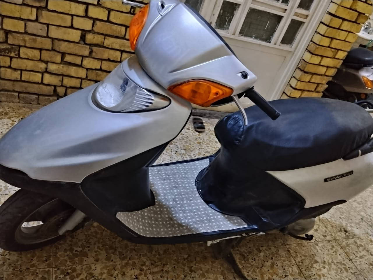 السلام عليكم دراجه للبيع
نوع سبيسي ياباني 💯

نضافه 80%

المكينه ما مفتوحه 

كلشي شغال بيها 

السعر 650 وبيها مجال حك الجيه 

العنوان ميسان المجر الكبير 

الاستفسار ***********

ملاحضه⛔

عوزها بس (دبلات امامي)
