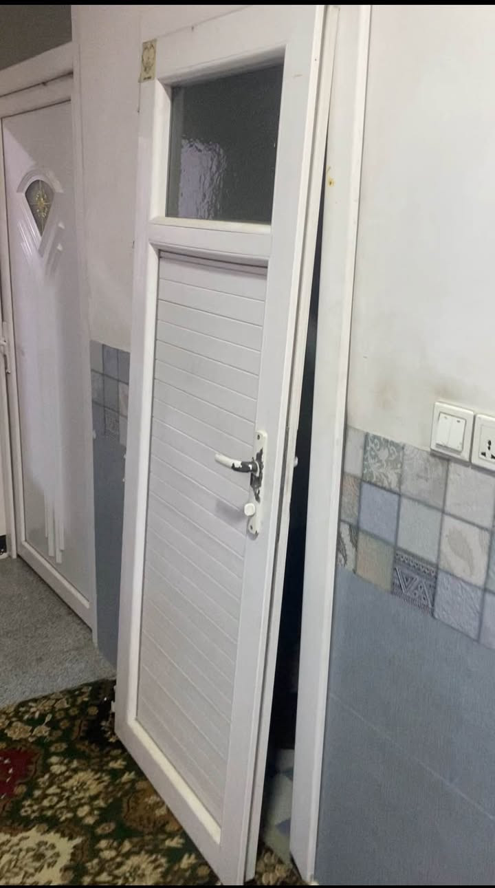 ٤ أبواب • حديد ١٢٢×٢٦٠ • شباك حمام صغير