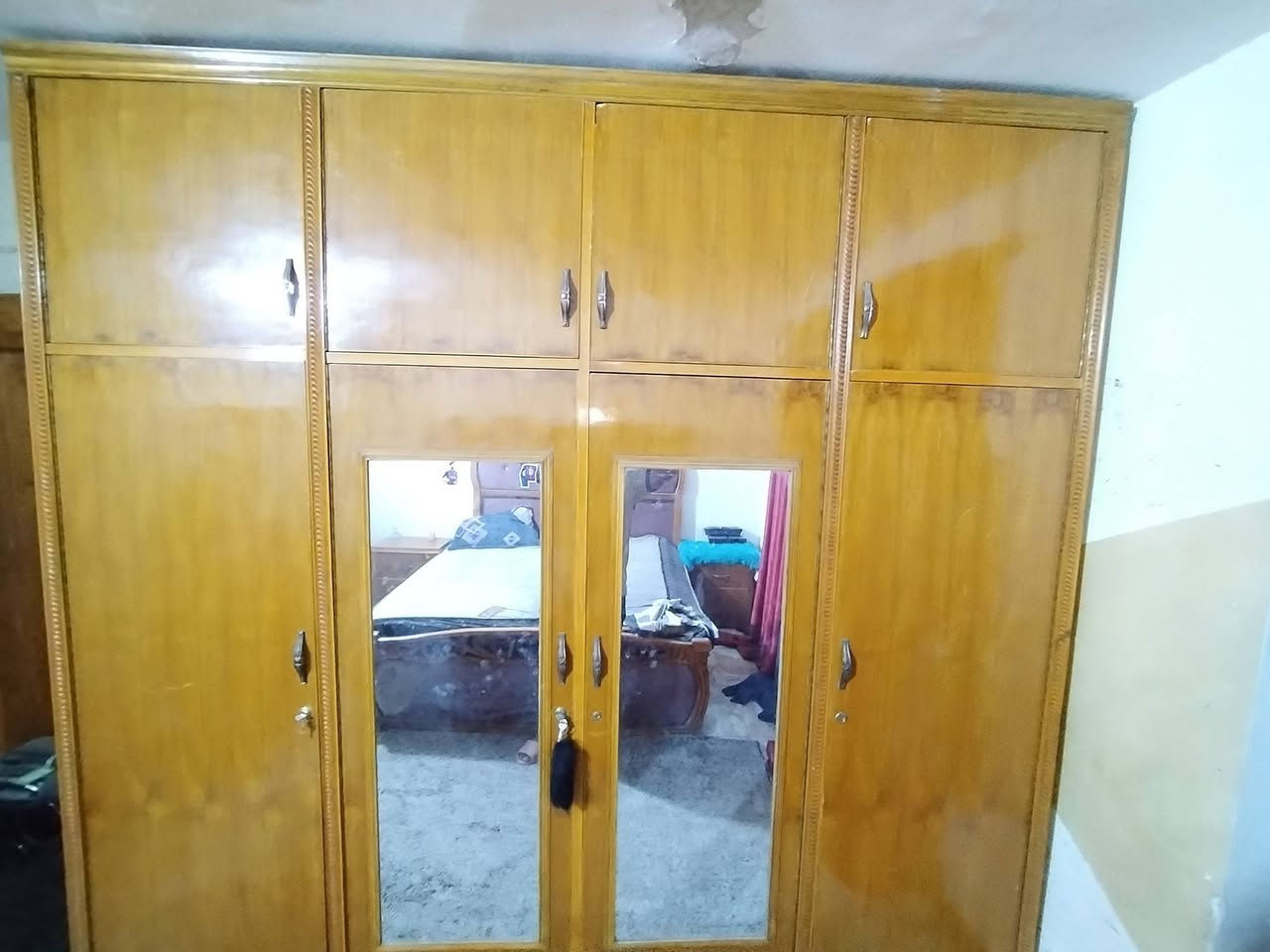 غرفة نوم لبيع مكاني بغداد الحريه الثانيه سعر خاص ***********
