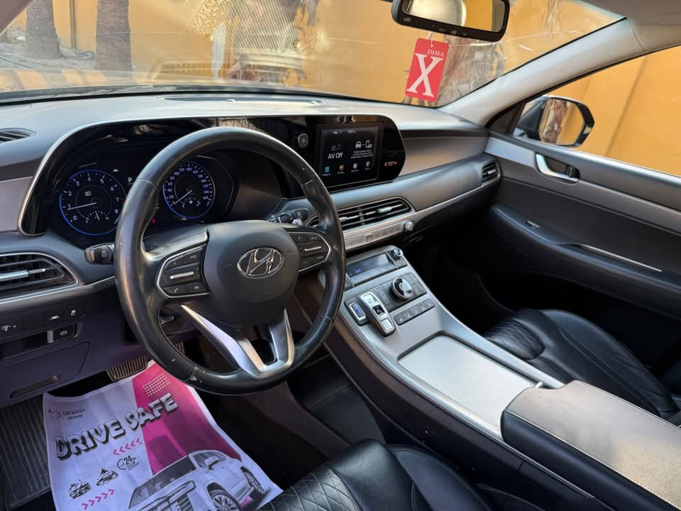 للبيع | Hyundai Palisade 2020 AWD
هيونداي باليسايد موديل 2020
وارد كوري – مواصفات أمريكي
دفع رباعي AWD / HTRAC
ماشية 74,000 كم وقابلة للزيادة.

 المواصفات:

• محرك 3.8 GDI V6 بنزين
• قوة تقارب 295 حصان
• گير أوتوماتيك 8 سرعات Shift-by-Wire
• دفع رباعي ذكي HTRAC AWD
• وضعيات قيادة متعددة
• أوضاع تضاريس للطرق المختلفة
• دخول ذكي وبصمة تشغيل
• تشغيل عن بُعد
• رادار أمامي
• مثبت سرعة ذكي
• نظام تحديد ومساعدة المسار
• بانوراما قطعتين
• 7 راكب
• كراسي منفصلة Captain Seats بالصف الثاني
• كشنات جلد سياحي
• تبريد وتدفئة الكراسي الأمامية
• تبريد وتدفئة الكراسي الخلفية
• تدفئة ستيرن
• شاشة وسطية كبيرة
• كاميرا أمامية وخلفية
• حساسات أمامية وخلفية
• إيرباكات سليمة
• گير إلكتروني بالأزرار
• فرامل يد إلكترونية
• Auto Hold
• تكييف أوتوماتيك 3 مناطق
• تبريد وفتحات هواء موزعة على الصفوف الثلاثة
• منافذ Type-C موزعة على مقاعد السيارة
• تحكم بالمكيف للركاب الخلفيين
• دركسون متعدد الوظائف
• مرايا كهربائية
• إنارة أمامية وخلفية LED
• Roof Rails
• جنوط ألمنيوم
• تخم تايرات جديد
• مساحة داخلية كبيرة جداً مع صف ثالث
• داخلية جلد أسود بتطريز ماسي
• السيارة محافظة من الداخل والخارج.

تفاصيل الضرر :

الضرر الرئيسي بالوارد كان في الباب الخلفي خلف السائق، وتم تعديله سحب بارد بدون صبغ.

داخل العراق صار تلحيظ بسيط بباب السائق بحدود شبر تقريباً وتم تعديله أيضاً سحب بارد بدون صبغ.

كذلك توجد ضربة بسيطة بالصندوق الخلفي، تركتها مثل ما هي لضيق الوقت، وتحتاج فقط سحب وتعديل بسيط.

بشكل عام الضرر بسيط جداً ومذكور بالكامل حتى يكون المشتري على علم بكل تفاصيل السيارة من البداية.

المسافة المقطوعة : 74,000 كيلو متر قابل للزيادة

السعر المطلوب: 25,500 دولار 💵
قابل للتفاوض بالمعقول للمشتري الجاد .
للتواصل واتساب ***********
