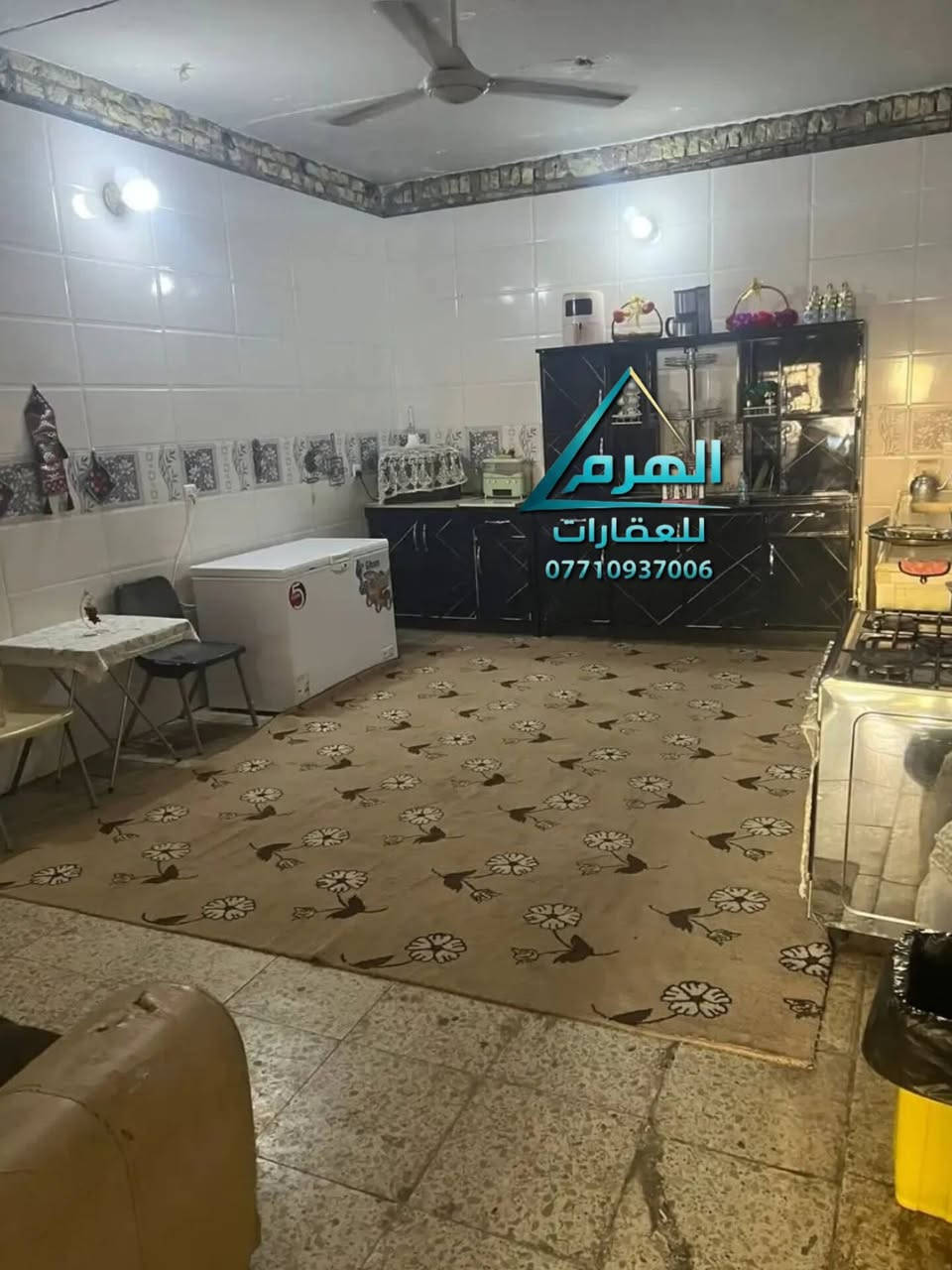 للبيع – فرصة استثمارية وسكنية مميزة
📍 الموقع: منطقة البو شامان – مقابل مدرسة غزة
📐 المساحة الكلية: 500 م²

العقار يتكون من بيت رئيسي + مشتمل مستقل، والبيت مجدد بالكامل من الداخل مع أعمال صيانة وتحديث، مما يجعله مناسباً للسكن أو للاستثمار وتأجير الوحدات السكنية.

البيت الرئيسي:
▪️ كراج كبير مع حديقة
▪️ مطبخ 5×4
▪️ هول 6×5
▪️ غرفة ضيوف (خطار) 5×8
▪️ موزع 4×6
▪️ غرفة نوم مع سويت داخلي 4×5

الطابق الثاني – شقتان مستقلتان:

الشقة الأولى:
▪️ موزع 4×5
▪️ 3 غرف، مساحة كل غرفة 4×5
▪️ مطبخ 3×3
▪️ حمام + توليت

الشقة الثانية:
▪️ مدخل مع مطبخ 3×3
▪️ حمام + توليت
▪️ هول 4×5
▪️ غرفة نوم 4×5

المشتمل الأرضي:
▪️ كراج كبير مع صحيات
▪️ مطبخ 5×4
▪️ هول 4×5
▪️ غرفة مع سويت 5×4
▪️ غرفة صغيرة تستخدم كمخزن

للاستفسار والتواصل:
***********
أو علّق برقم (1) ويصلك السعر والتفاصيل على الخاص.

العرض حصراً لدى مكتب الهرم للعقارات
📍 سامراء – حي الضباط الثانية – مقابل شارع 2000

نص مكتوب في الصور:
- الهرج للعقارات ***********
- الهرم للعقارات ***********
- المرمى للعقارات ***********