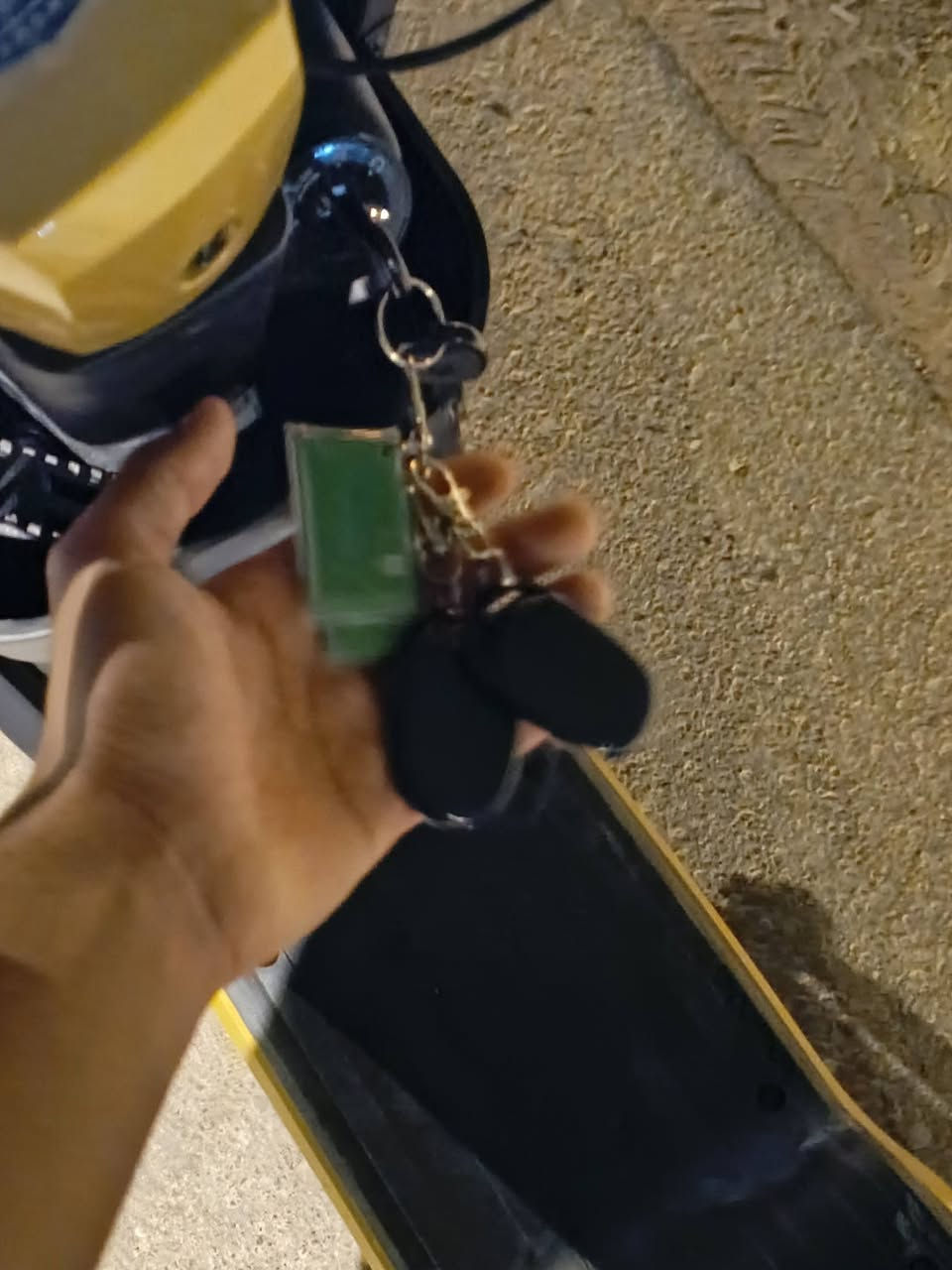 السلام عليكم دراجه R 9. للبيع وكتله AHE خمسه باتري 32 امبير امس نازله من الوكيل السعر 550. للتواصل *********** مكان نجف
