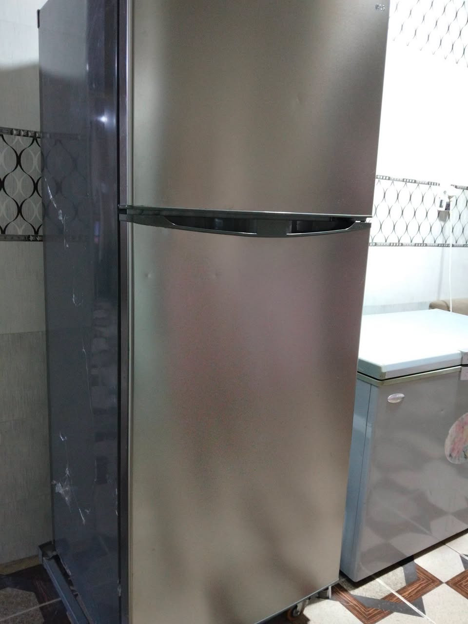 ثلاجة 18 قدم حيل نظيفة شرط الشغل سعر 500 الف Lg موصل ايسر

