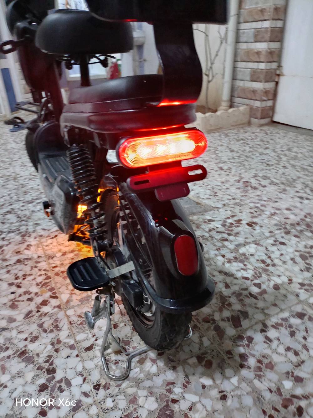 🚲 دراجة شحن حجم 14 للبيع
🏷️ شركة i2iKE بنز هابي
💰 السعر 240 قفل

⚠️ مو شراي لا تعبني وتكسر بالسعر

📋 المواصفات:

- 🔑 سويج تشغيل عدد 2، بصمة عدد 2، مفتاح صندوق البطاريات 2، مفتاح قفل ويل خلفي
- ⚖️ تحمل 120 كيلو
- 🛑 بريك بنز أمامي خلفي
- 💡 ضوء عالي ناصي
- 🔄 إشارة يمين يسار
- ⚙️ 4 نمرة ومثبت سرعة
- 🚨 إنذار سرقة
- 🔋 بطاريات عدد 4، 48W
- ⚡ ملف نحاس 100%، سرعة 35 حقيقي، 500W
- 📢 هورن
- 🔊 بلوتوث صوت عالي
- 🛞 أربع دبلات: 2 أمامي، 2 خلفي
- 📟 شاشة ديجتال تعرض الشحن والمسافة والفولتية والأعطال والسرعة
- 🔋 تمشي بالشحنة الوحدة من 25 إلى 30 كيلو حسب السرعة
- 💡 LED: واحد عاطل والثاني شغال
- 📱 ستاند موبايل

📍 العنوان: النجف، كوفة، السهلة، شارع معمل الدبس.

📲 للتواصل واتساب فقط: ***********

........................................................

السلة طاگة والمراية اليمنة طايحة، موجودات عندي.
شخوط قليلة متأثر.