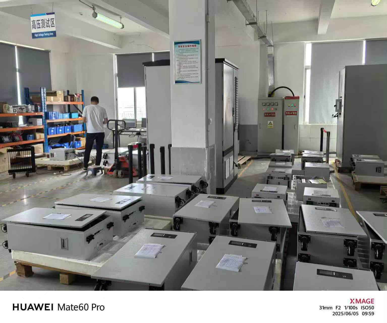 المواصفات المتوفره🔋
‏1-5kwh
100 امبير الجهد المتقن 51.2V . تيار الشحن المتقن 70A . خلايا EVE - سعر البطاريه 690$ سعر المفرد 
🟢بطاريه 
‏2-10kwh 
200 امبير Ah الجهد المتقن 51.2V.. تيار الشحن المتقن 90A. تيار التفريغ المتقن 90A . اقصى تيار تفريغ مستمر 100A . خلايا EVE سعر البطاريه 1150$ سعر المفرد 
🔋ضمان 5️⃣سنوات اداء ثابت لمنضومات الطاقه الشمسيه متوفره لدى شركه قلعه الطاقه للصين الموزع الرئيسي 
راسلنا واتصل للمعرفه المنضومه مناسبه لك 
موقع الشركه : بغداد شارع فلسطين / شارع ضلال 
صاله المبيعات ***********
