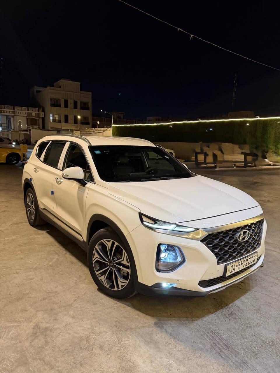 سلام عليكم هونداي سنتافي مديل 2019 خليجي بيه جاملغ الامامي الايمن صبغ بدون ضربه بدون دواخل وبيه تكشير بسيط وسويته على كده الباقي كفاله مكينه وكير وحداديه وتبريد مكفولات مكنيه وكير بلاد على وضع الشركه مكينه 6 سلندر السياره ماشيه 92 الف السياره فول موصفات 1/1 ماعده البانوراما السياره جاهزه مابيه اي نقص السياره رقم بصره الجديد سنويه جديده هزه جديده شرط التحول 
مكاني بصره📍
السعر 188$
الاستفسار *********** البصرة, العراق

