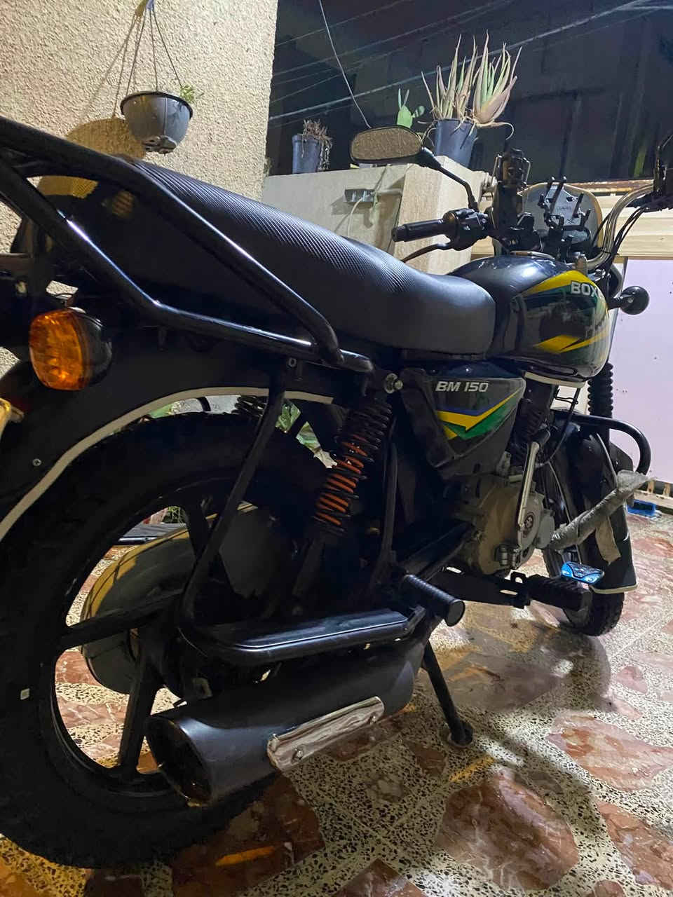 سلام عليكم بوكسر كلاسك موديل 2022 دراجه كفاله عامه مناقصها شي كبل للشارع. الدراجه ممتعوبه مداريها كلش تايرات بعدهن جدد مكينه خير من الله بنزات جدد كهربائيات عالي ناصي زينون اشاير طوافه كلها تشتغل الدراجه كبل للشارع ربع مطب عليها الله شاهد ودراجه نفس صور هذني تجي تشوفها غير بل صور تاخذها بلاش نضافتها مبينه العنوان بغداد البياع تقاطع دروش ه*********** ملاحضه تحويل ثاني يوم واسف عل أطاله
