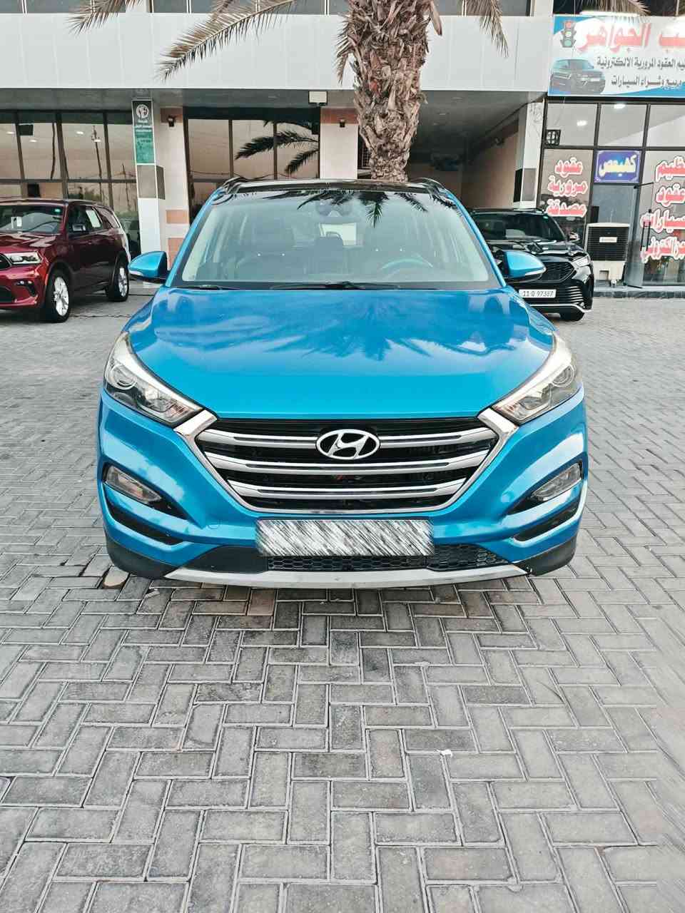توسان موديل 2018 ليمتد 
محرك 1.6T AWD 
فول مواصفات 
كراسي جلد 
مقعد سائق كهربائي
تشغيل عن بُعد
دخول وتشغيل ذكي
مثبت سرعة
تحكم بالمقود
كاميرا خلفية
حساسات اصطفاف
تحكم إلكتروني بالمناخ
شاشة ونظام ترفيه
تحكم بالمقود بالصوت والاتصال
أنظمة ثبات وجر
مراقبة ضغط الإطارات
إضاءة نهارية
فتحة 
حساسات امامي خلفي  
باقي المواصفات الأخرى 
مكان السيارة بغداد 
للاستفسار *********** واتساب
