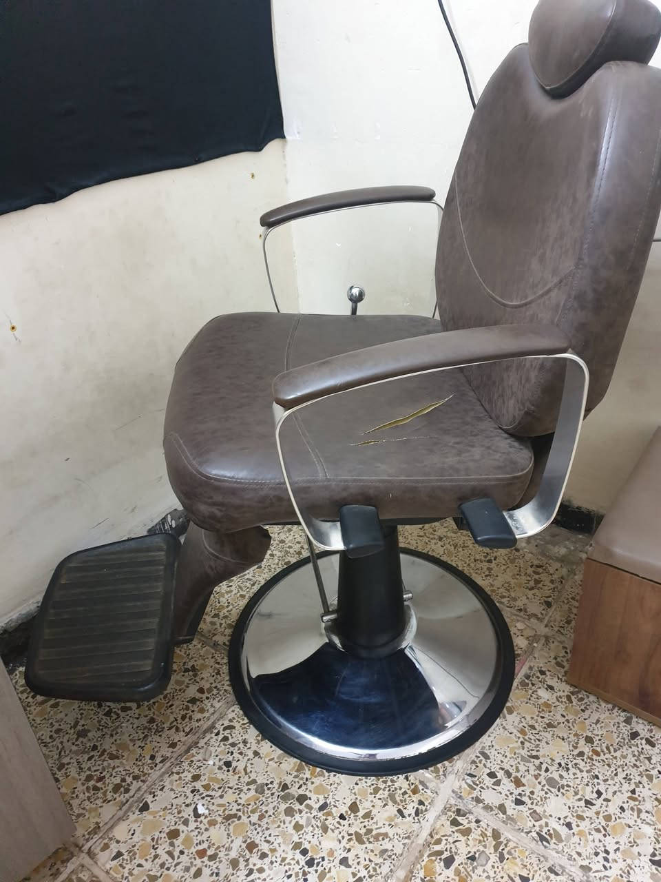 سلام عليكم كرسي جديد ما مستخدم بس مشكوك سعره ١٣٠ وبي مجال ***********
