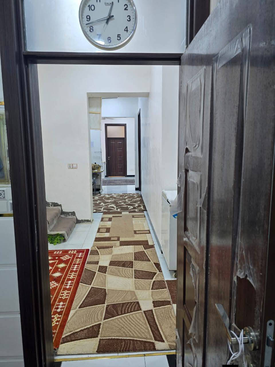 السلام عليكم بيت للبيع مساحه 300م مع عرصه 300م يعني المساحه الكليه 600م زراعي مرقم بلديه طريق السنيه السياحي بعد السكه قرب عصام الصالحي خدمات كامله تبليط بالباب يتكون من اربعه غرف نوم وصاله عدد2ومطبخ  واستقبال وكراج وصحيات داخليه و خارجيه. بناء. حديث سنه 2025 كونكريت مسلح درجه اولى  للاستفسار او الاتصال.  على الرقم ***********  أو ***********
