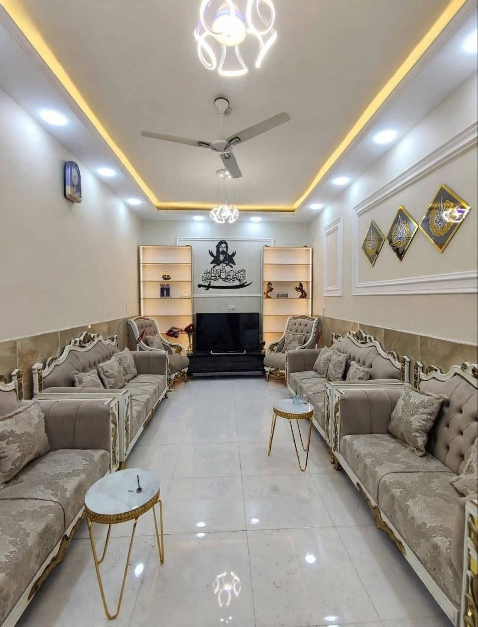 بيت 150 متر بالإسكان الصناعي النزله الأولى الجامع الكبير
الطابق الأول //طارمه استقبال وصاله وغرفتين نوم ومطبخ حار وبار وصحيات داخليه وخارجيه ومنور
الطابق الثاني // يتكون من غرفه وصالتين وصحيات
السعر والتفاصيل اتصل واتساب متوفر ***********
