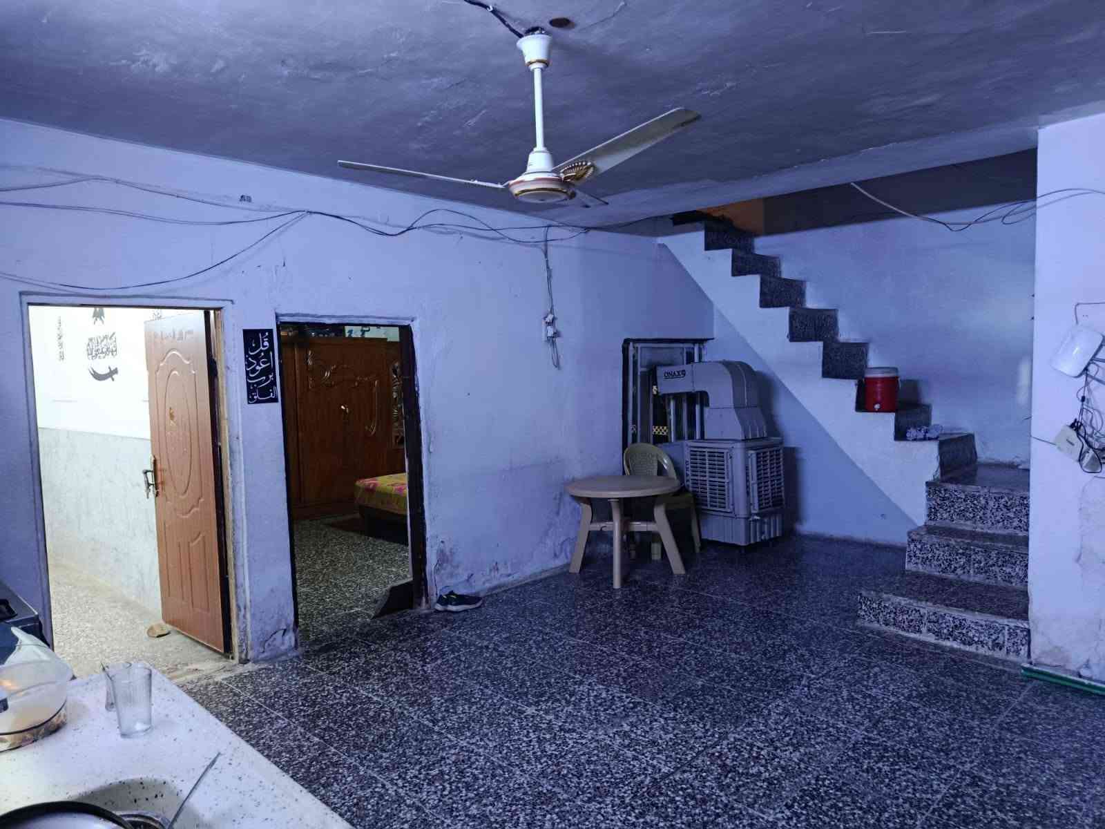 بيت للبيع ١٢٠ م مربع طابقين ثلاثه غرف نوم وغرفه خطار صالتين وحمامات اثنين علمن أن الطابق الثاني سندويش بل ١٠٠م بحي الزهراء السعر 80 وبي مجال لاتصال ***********
