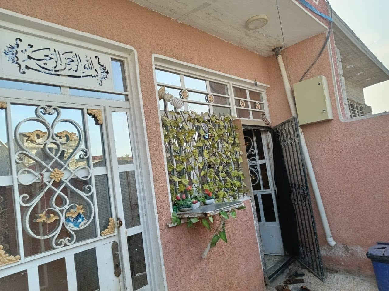 السلام عليكم بيت للبيع بالاصلاح شارع الجزيره مساحه 100 متره الواجهيه 6 ونص ونزال 15 بناء بلوك طابق واحد بناء البيت جديد كامل من السيراميك وكاشي يحتوي البيت على غرفه نوم واحده سته في اربعه واستقبال ومطبخ حار وبارد وترك حزام سيراميك وصحيات داخليه وخارجيه حولي كامل من ماي وكهرباء ومجاري وشارع تبليط سعره ب ٤٥اي استفسار اتصال على ***********زراعي قرار١١٧
