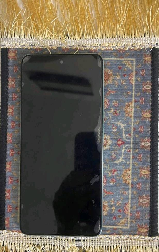 للبيع: هاتف Oppo A58 (لون أزرق مائي مميز) 🩵 
النظافة: الجهاز نظيف جداً وبحالة الوكالة (الشاشة والظهر خاليين تماماً من أي فطور أو خدوش).
الصيانة: الهاتف أصلي، لم يفتح للصيانة نهائياً وبحالة المصنع.
فترة الاستخدام: مستخدم سنة واحدة فعلياً، والسنة الثانية كان مخزوناً وقليل الاستخدام جداً لوجود الآيباد.
المواصفات الأساسية:
التخزين: 128 جيجابايت
الرام (الذاكرة العشوائية): 8 جيجا رام
البطارية: 5000 مللي أمبير (أدائها ممتاز وتدعم الشحن السريع) 
الملحقات: الجهاز فقط (بدون علبة أو شاحن).
📌 السعر المطلوب: 135,000 دينار عراقي (وقابل للتفاوض البسيط للشراي).📞 للتواصل: [***********].