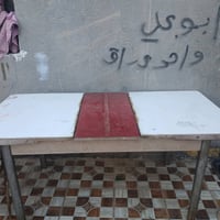 ميز للبيع • نضيف • قابل للتفاوض