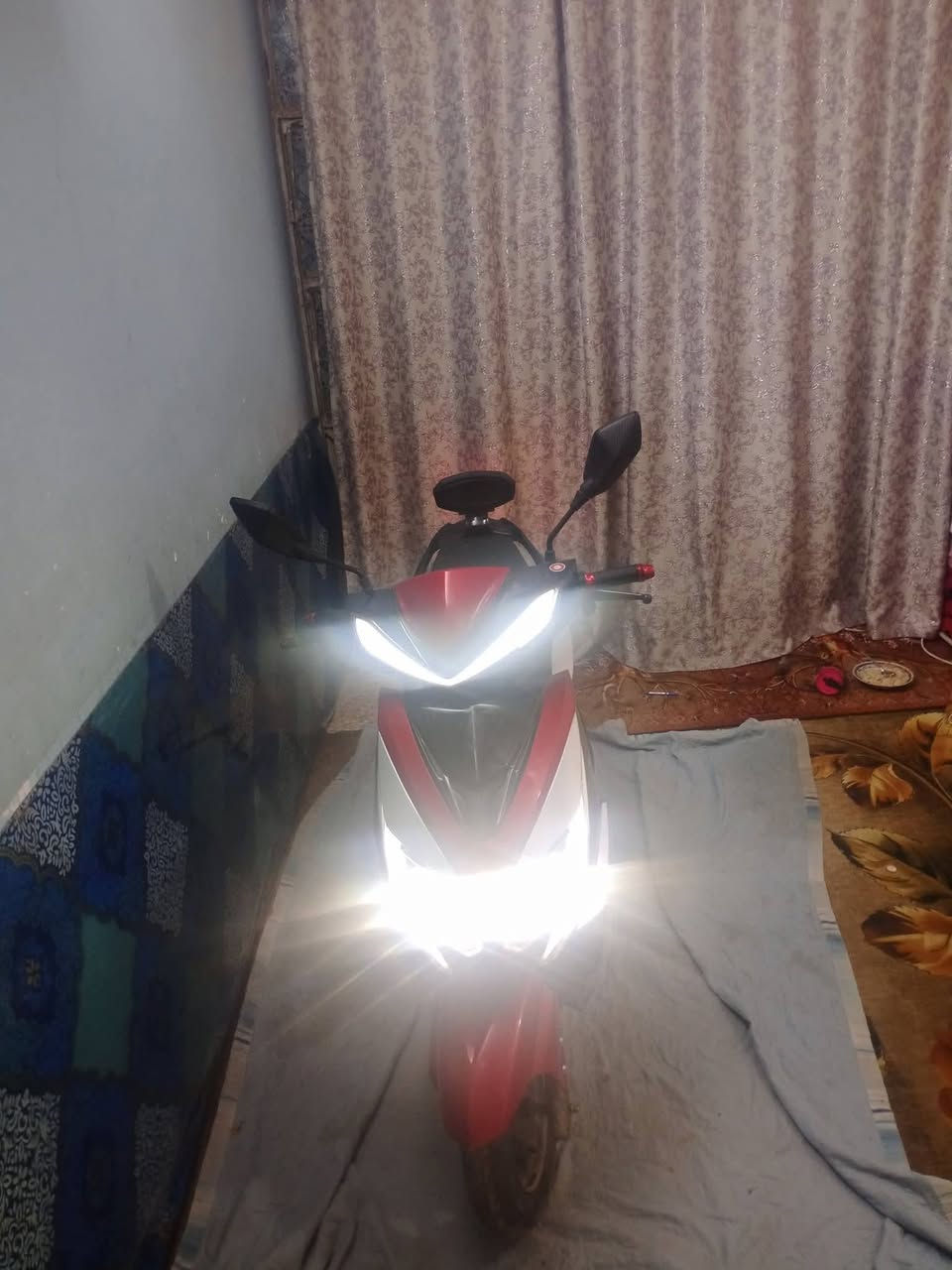 دراجه شحن سكنس شحن
دراجه نضيفه سبوع من جايبه 

بريكات: امامي خلفي 

بطاريات:6 

السعر: ٨٠٠بيه مجال 

مكان: بغداد الحسينيه. 

منفذ شحن المبايل 

3:سرعات
***********
